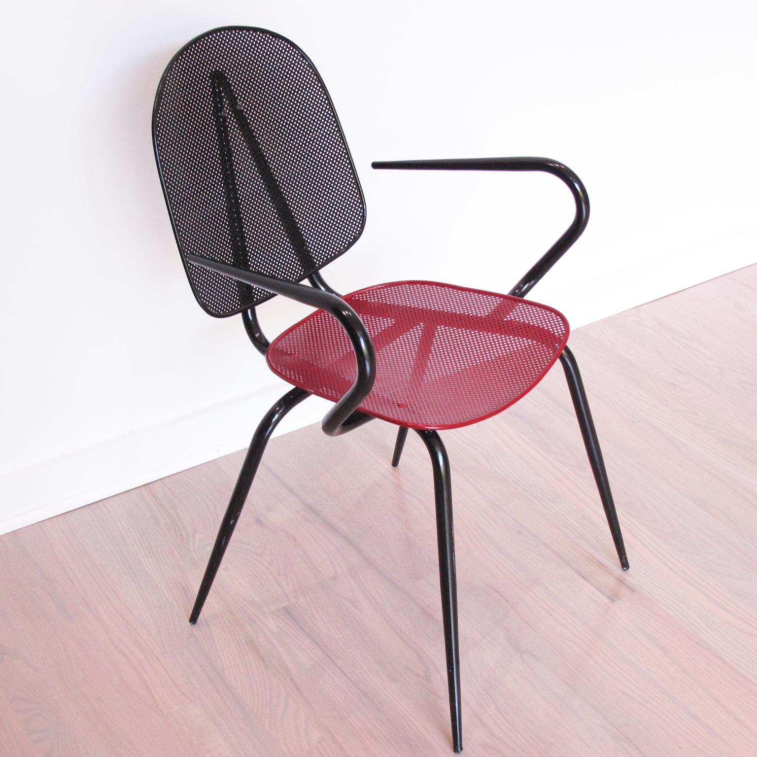 Metallo Poltrone in metallo moderniste in stile Mathieu Mategot, una coppia, circa 1950 in vendita