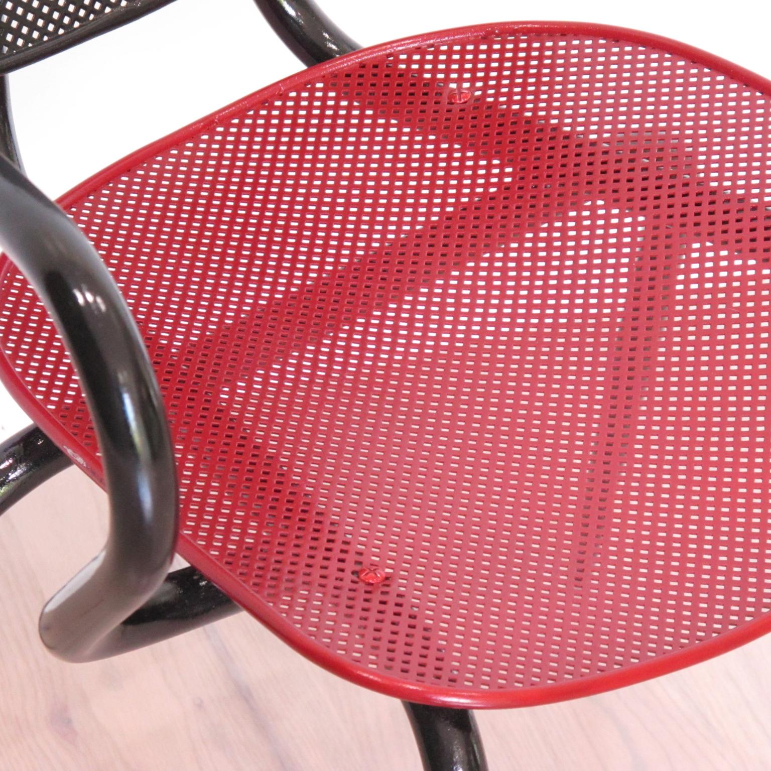 Poltrone in metallo moderniste in stile Mathieu Mategot, una coppia, circa 1950 in vendita 1