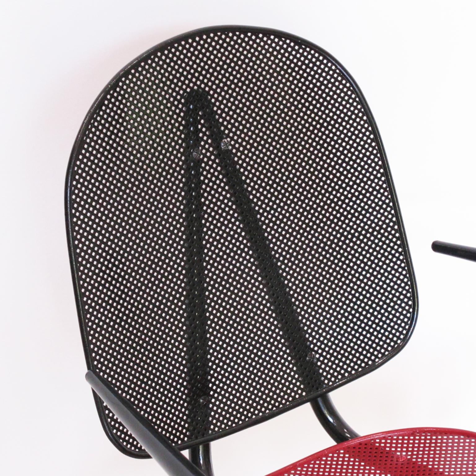 Poltrone in metallo moderniste in stile Mathieu Mategot, una coppia, circa 1950 in vendita 2