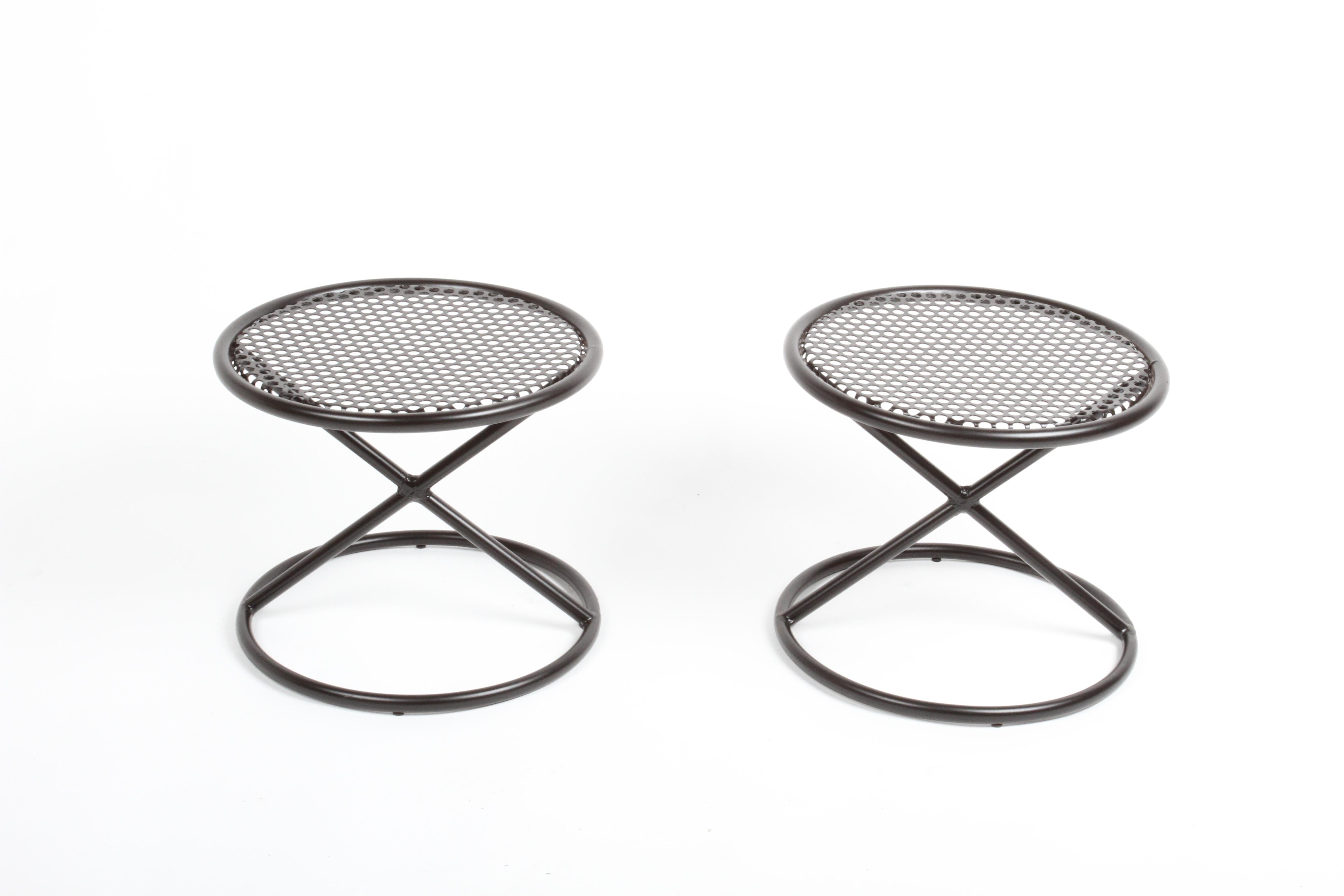 Mid-Century Modern Tables d'appoint rondes de style Mathieu Matégot avec plateaux perforés et supports en X en vente