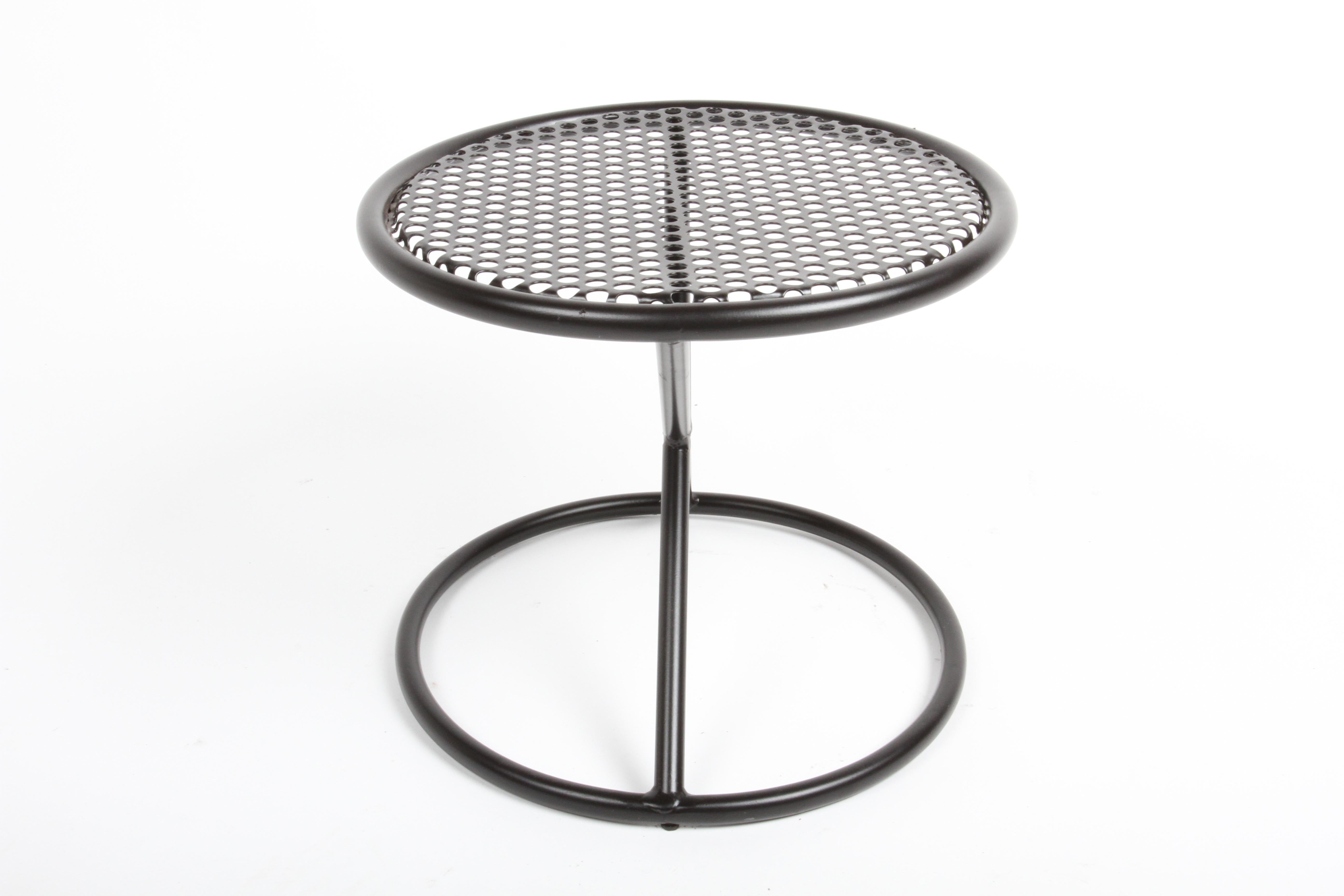 Acier Tables d'appoint rondes de style Mathieu Matégot avec plateaux perforés et supports en X en vente