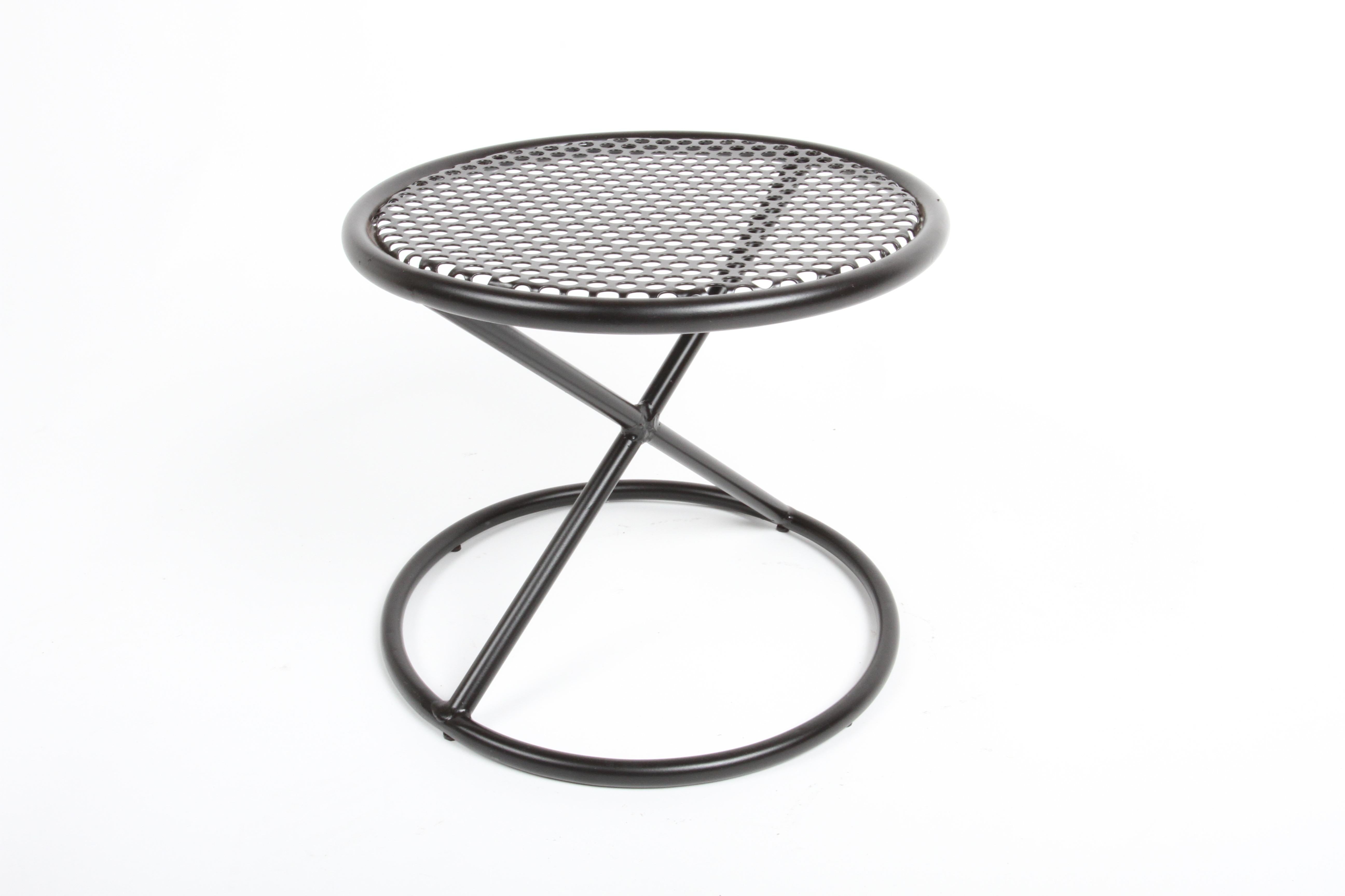 Tables d'appoint rondes de style Mathieu Matégot avec plateaux perforés et supports en X en vente 1