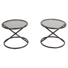 Tables d'appoint rondes de style Mathieu Matégot avec plateaux perforés et supports en X