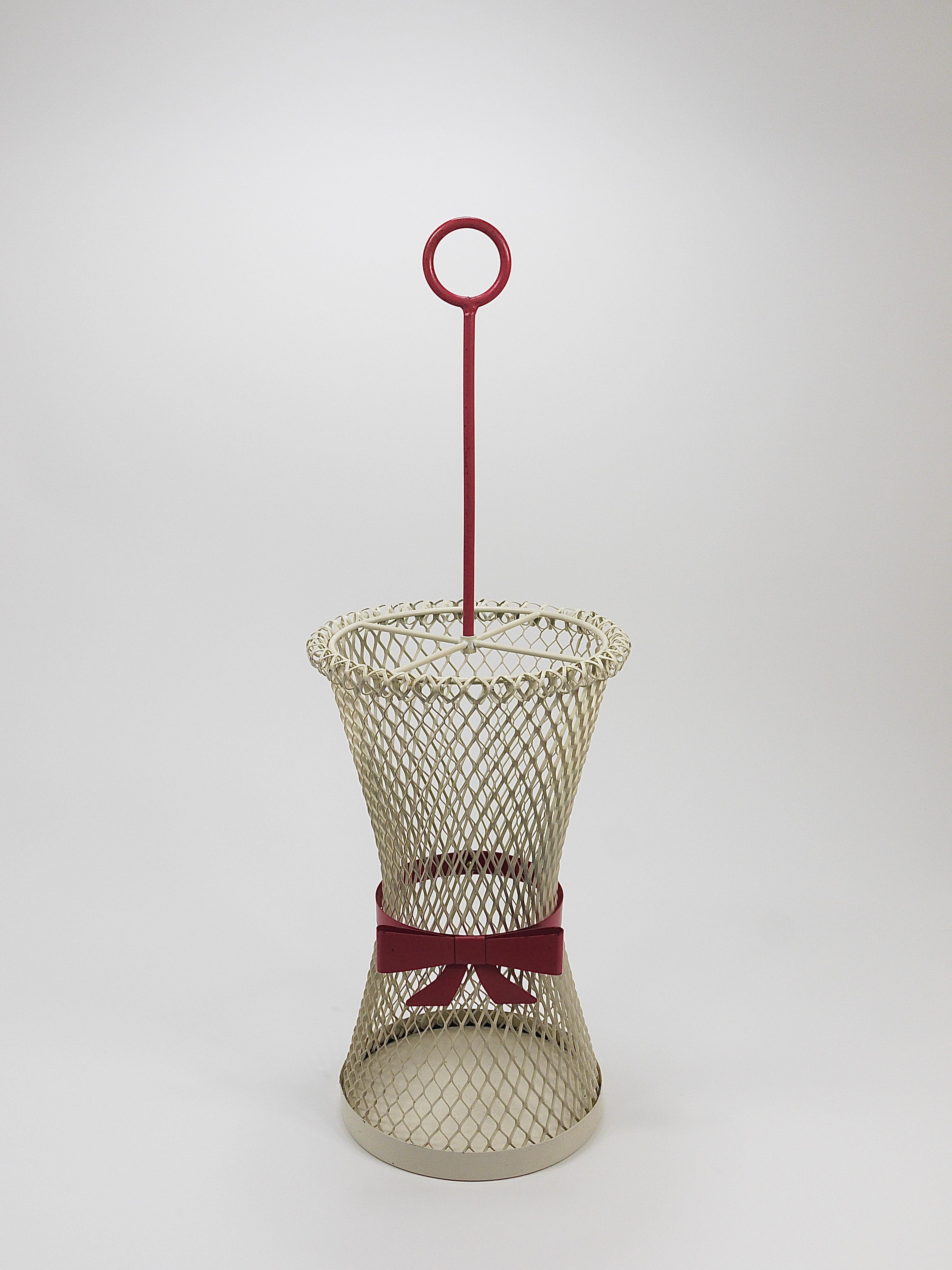 Portaombrelli a fiocco in stile Mathieu Matégot, metà del secolo, metallo, Francia, anni '50 in vendita 3