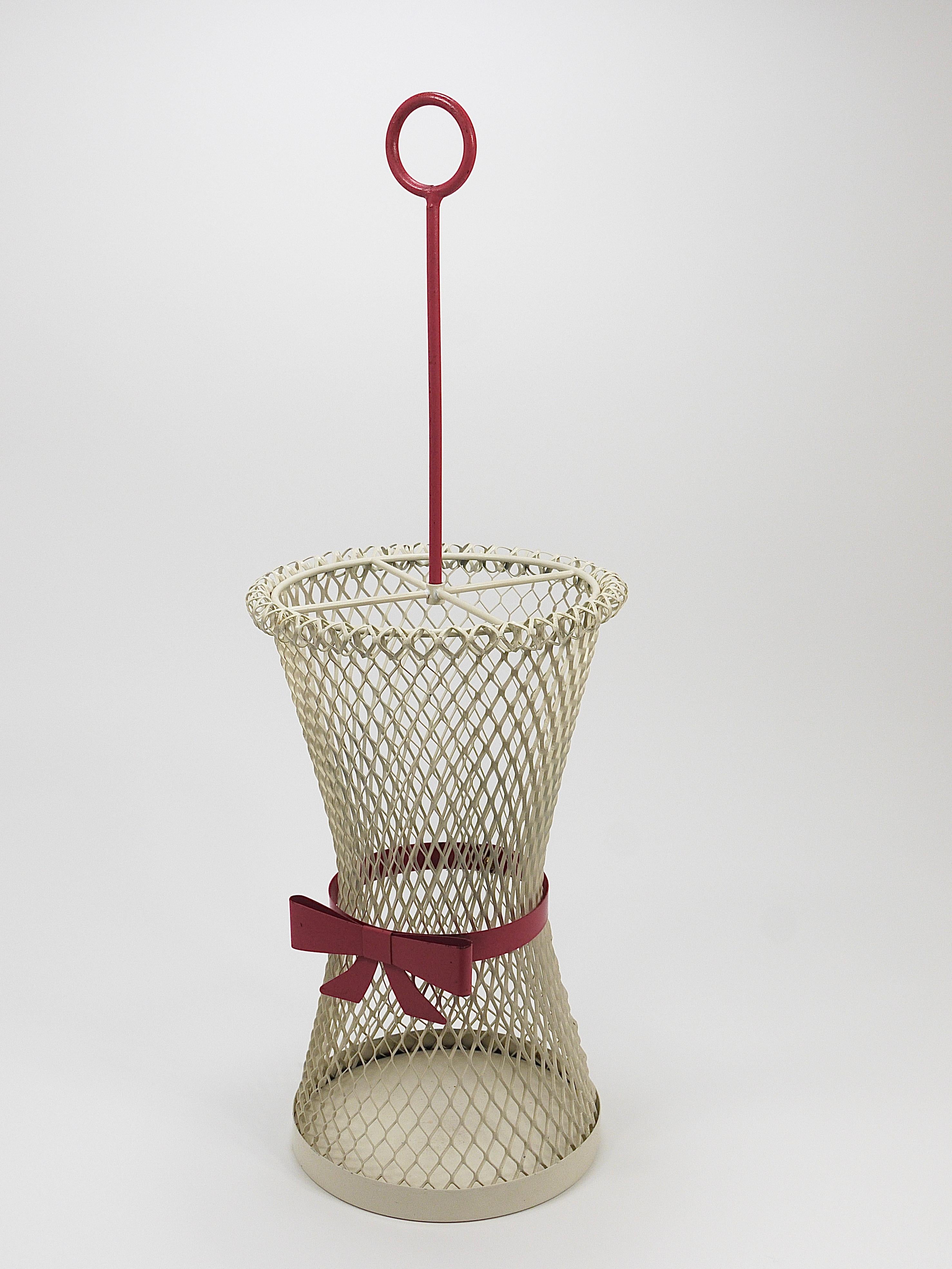 Portaombrelli a fiocco in stile Mathieu Matégot, metà del secolo, metallo, Francia, anni '50 in vendita 4