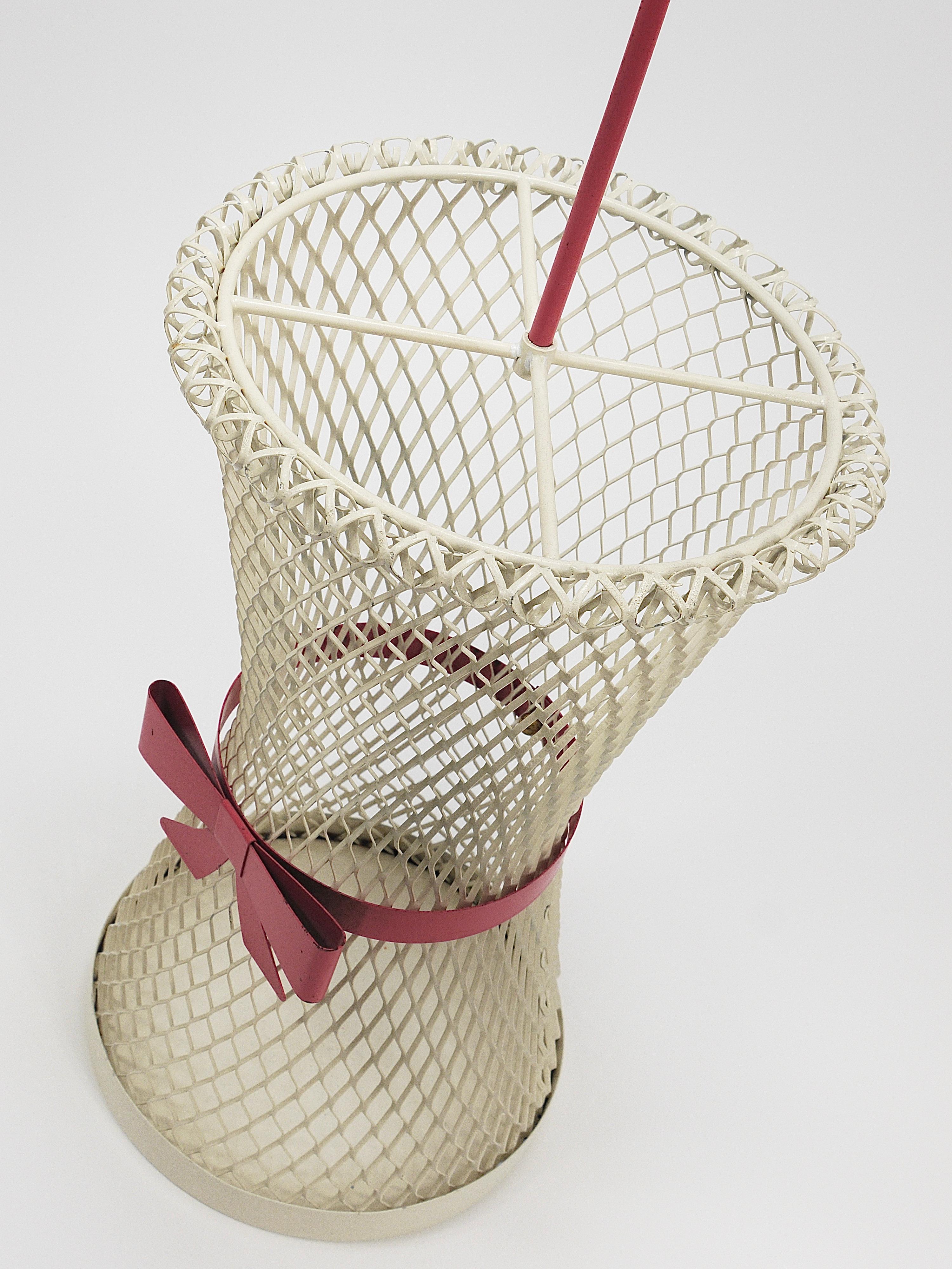 Portaombrelli a fiocco in stile Mathieu Matégot, metà del secolo, metallo, Francia, anni '50 in vendita 6