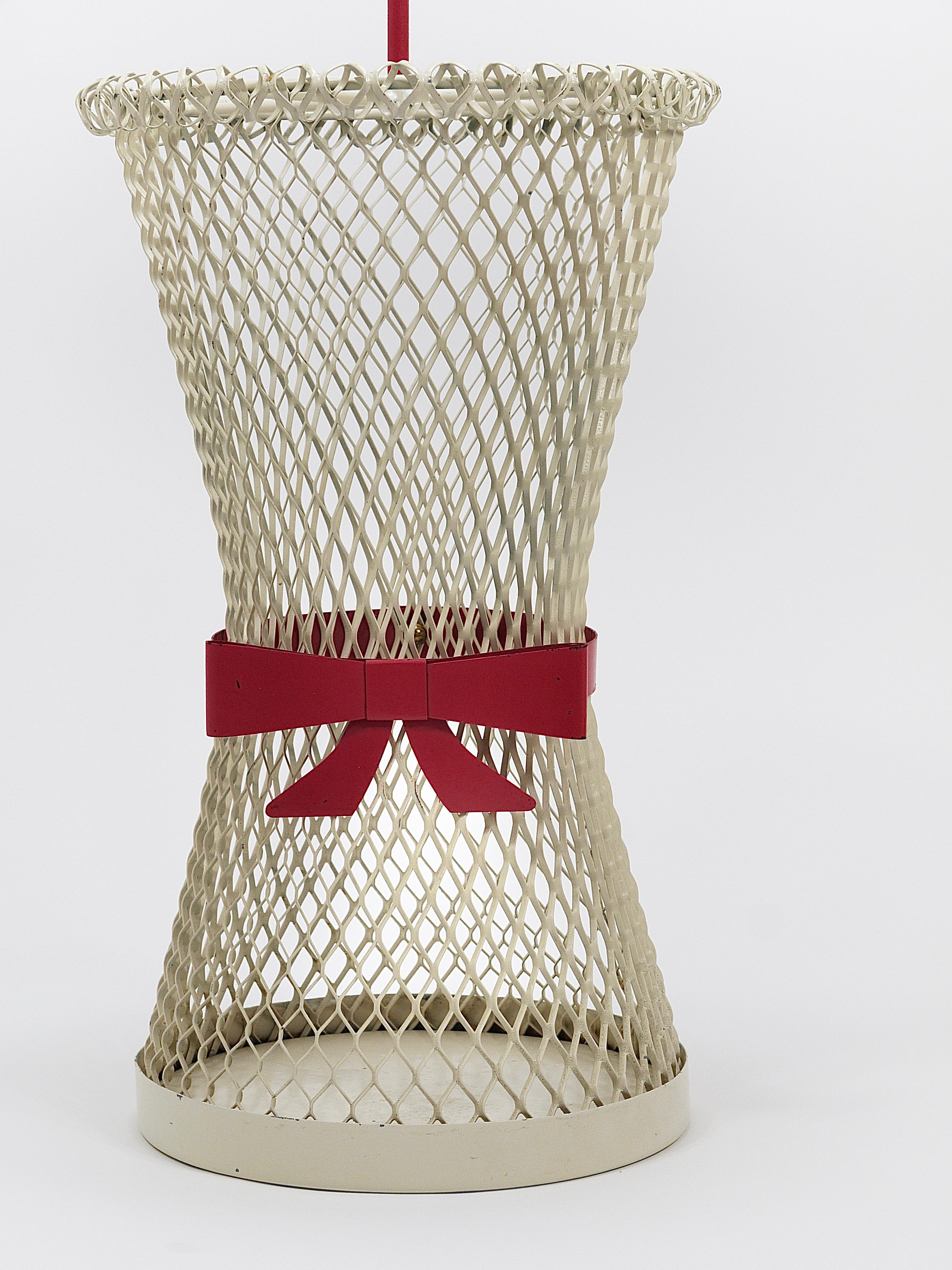 Portaombrelli a fiocco in stile Mathieu Matégot, metà del secolo, metallo, Francia, anni '50 in vendita 1