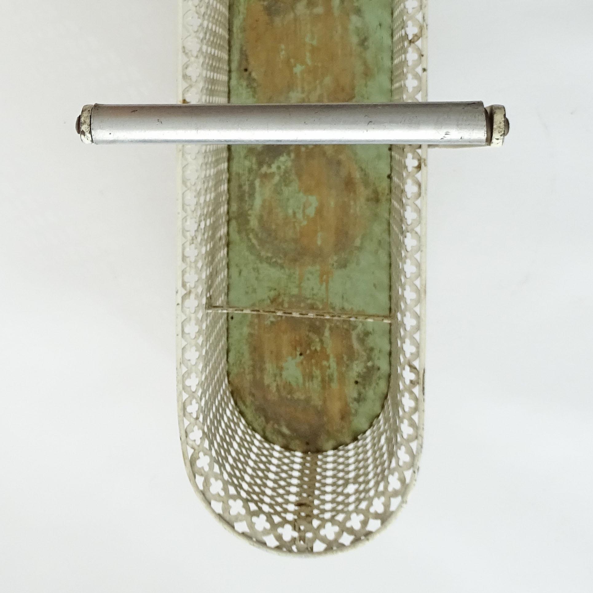 Botellero de madera y metal perforado blanco estilo Mathieu Matégot, Francia Francés en venta