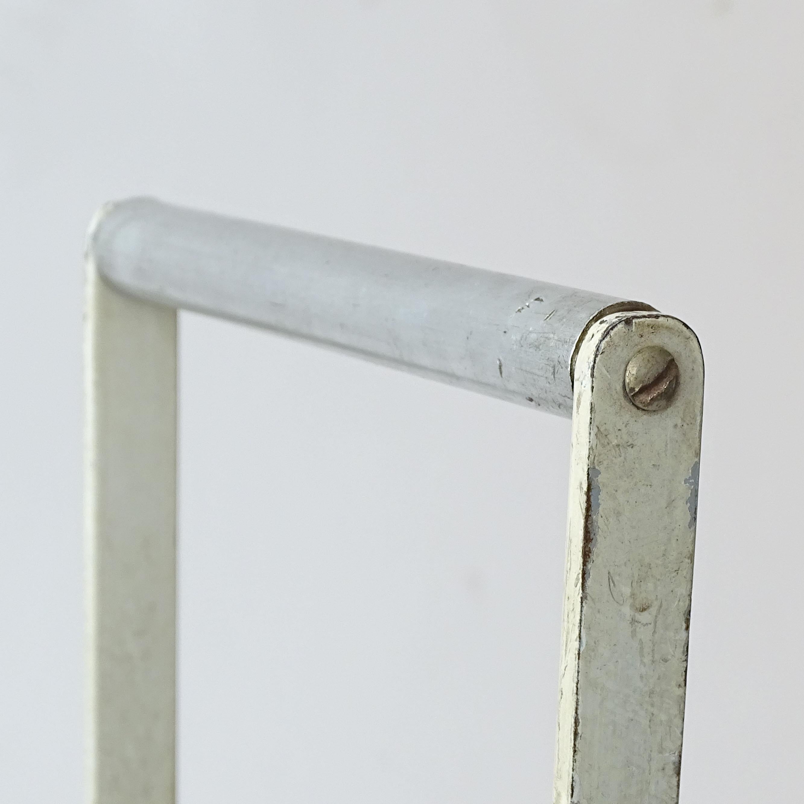 Botellero de madera y metal perforado blanco estilo Mathieu Matégot, Francia en Bueno estado para la venta en Milan, IT