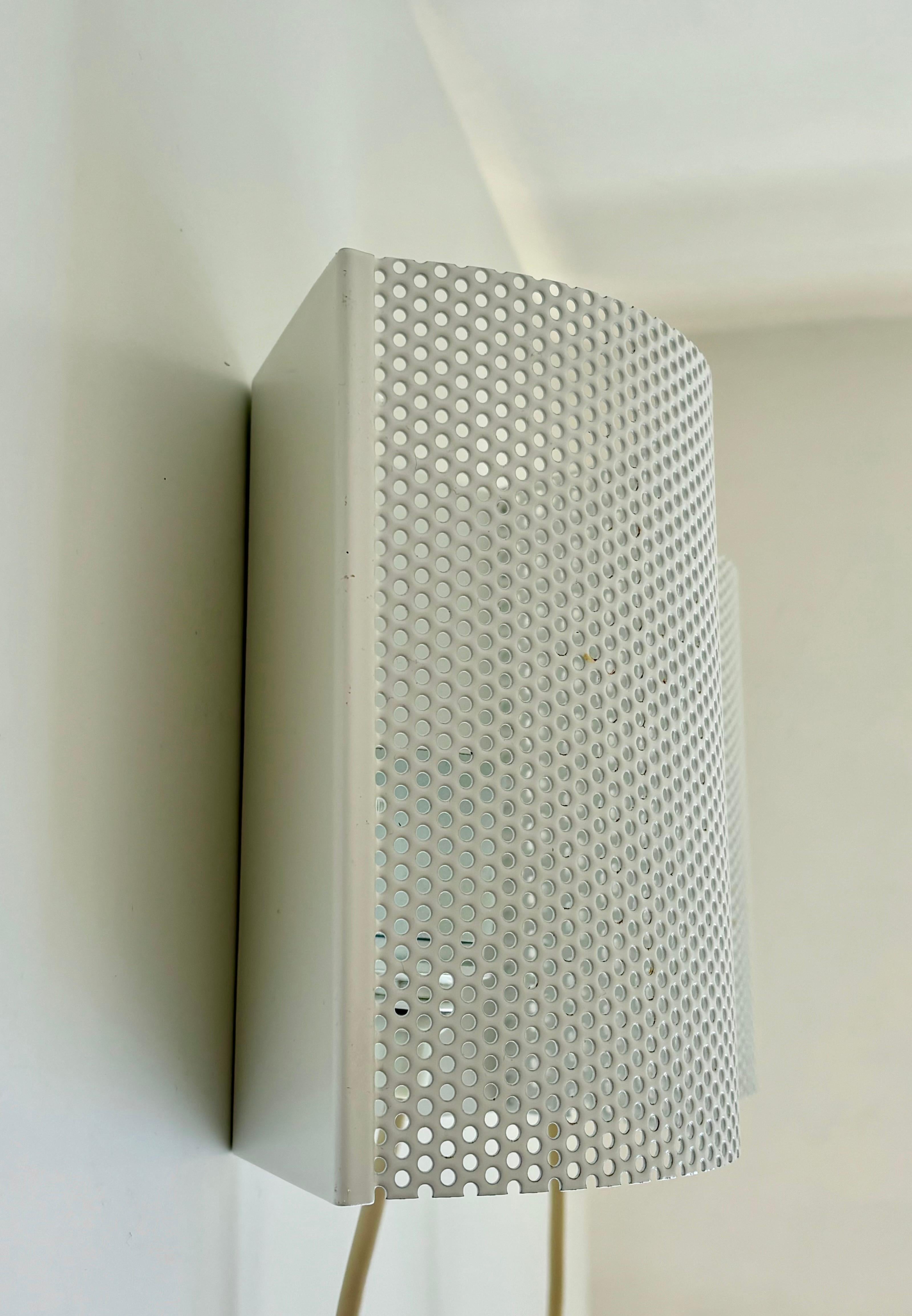 Laccato Applique in metallo traforato bianco in stile Mathieu Matégot degli anni '80 in vendita