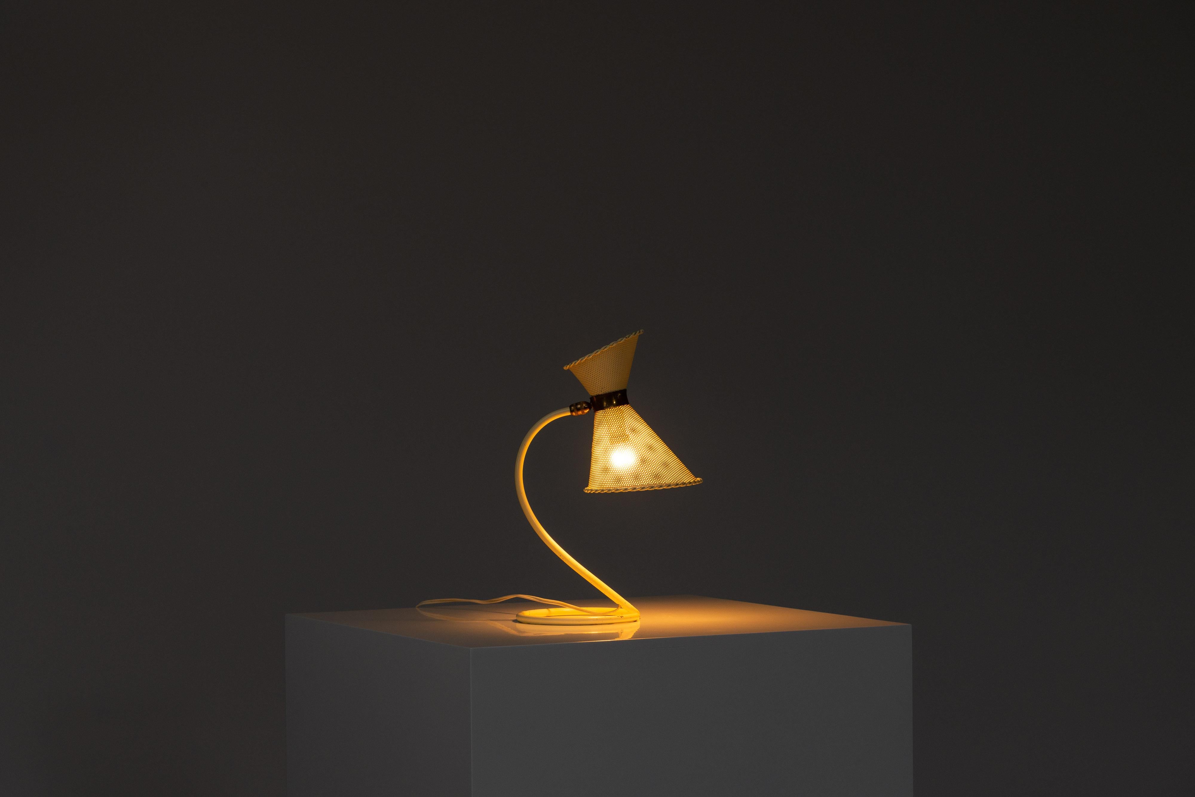 Lampe de table Mathieu Matégot fabriquée en France 1950 en vente 3