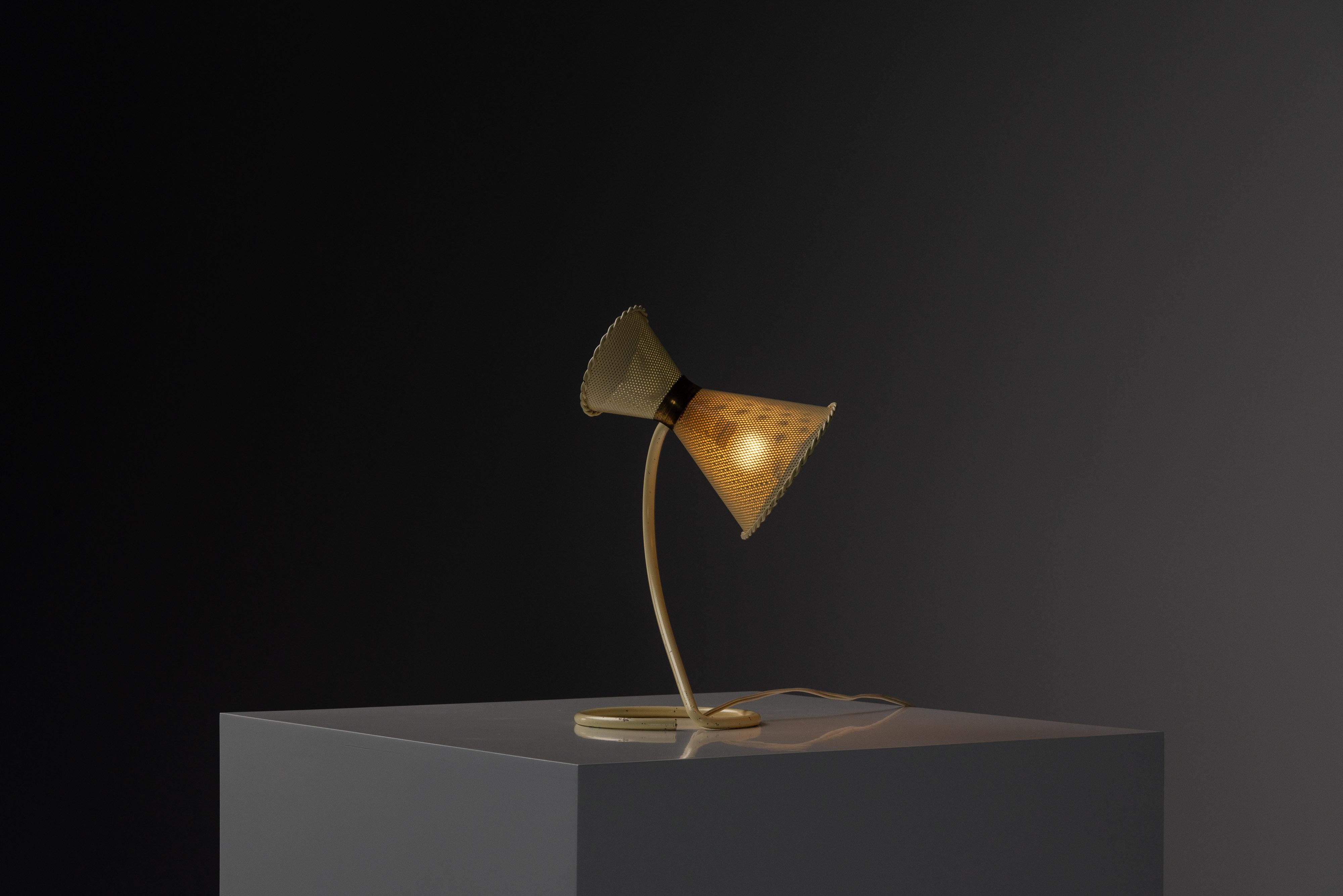 Lampe de table Mathieu Matégot fabriquée en France 1950 en vente 5
