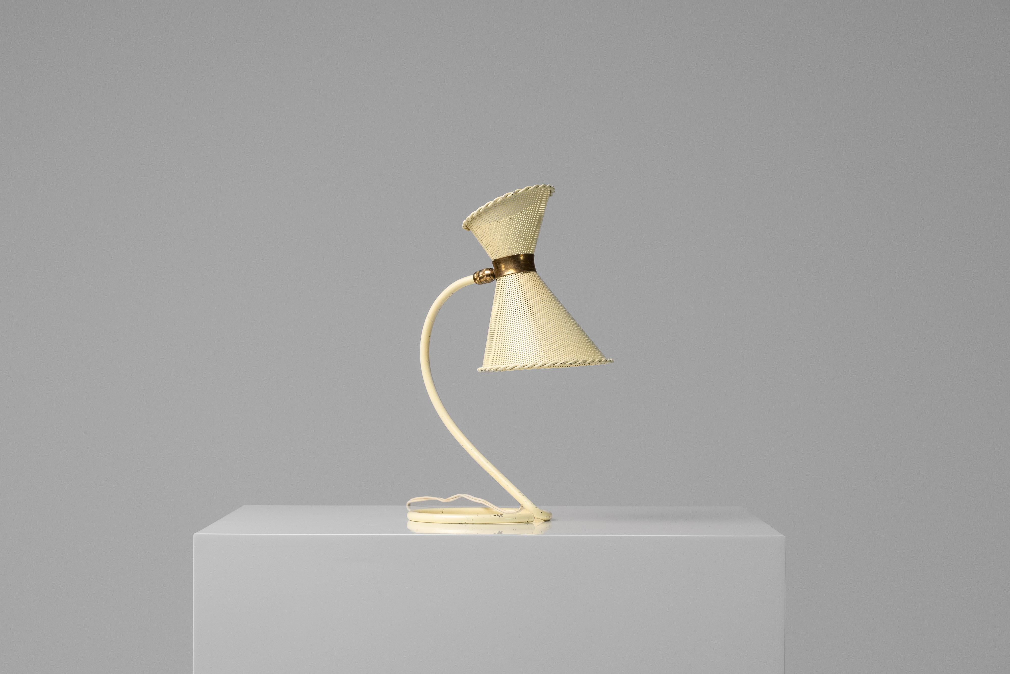 Mid-Century Modern Lampe de table Mathieu Matégot fabriquée en France 1950 en vente
