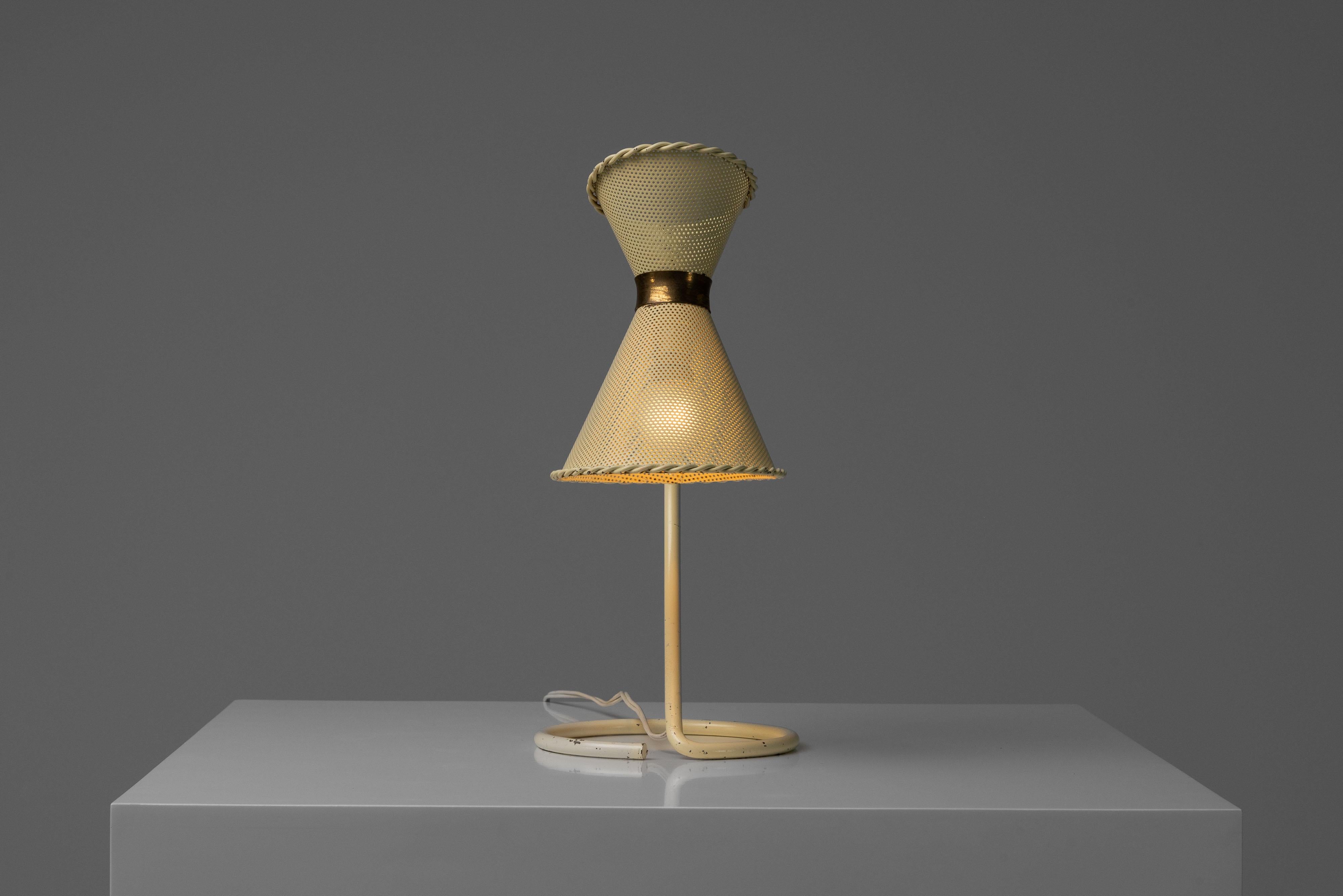 Milieu du XXe siècle Lampe de table Mathieu Matégot fabriquée en France 1950 en vente