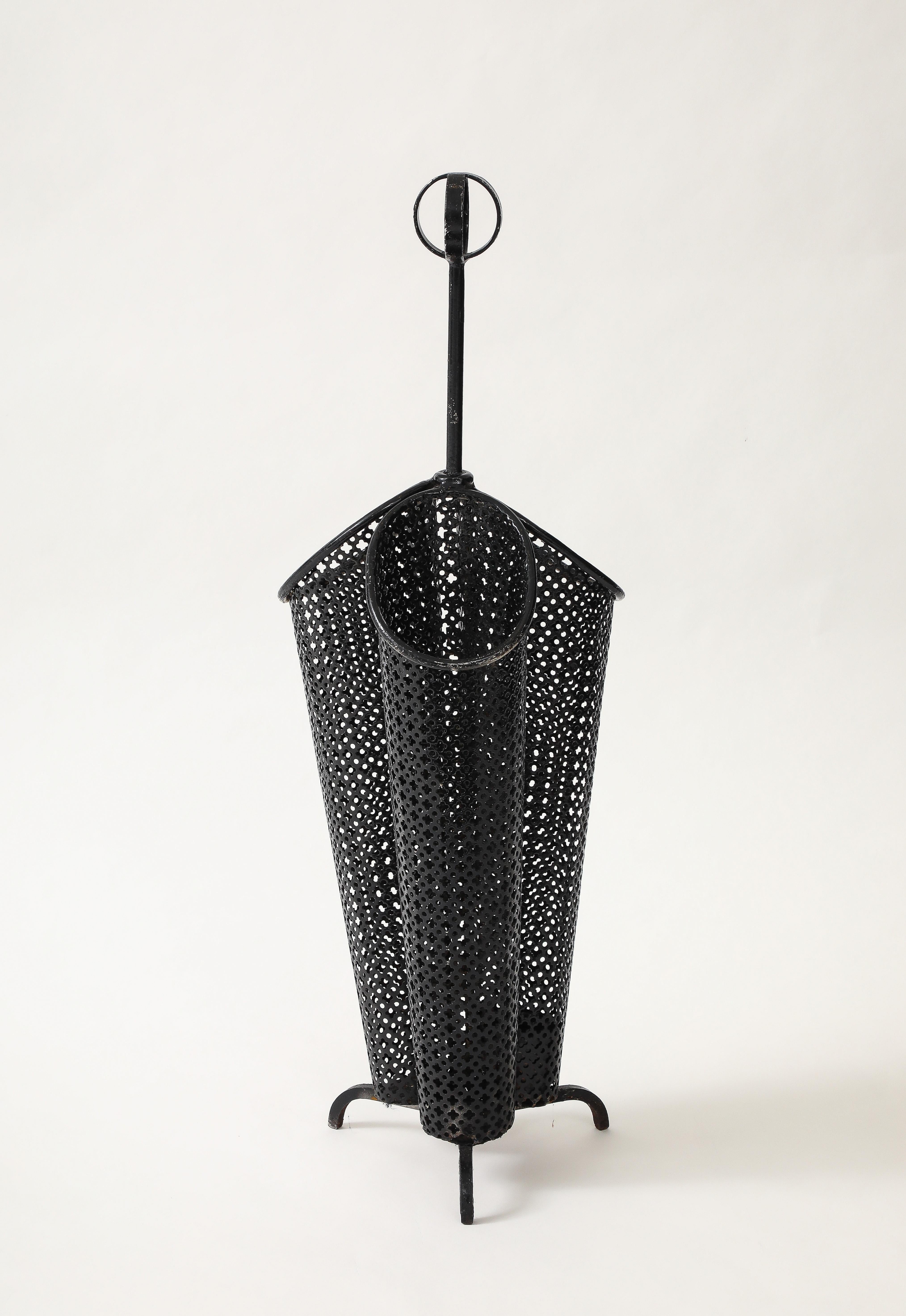 Porte-parapluies, attribué à Matthieu Mategot, France, vers 1950
Motif trèfle, trois compartiments sur une base tripode, poignée sphérique
Métal, émail vert très foncé, presque noir
Mesures : H 33.5, D 10, L 11 in.

probablement repeint à un moment