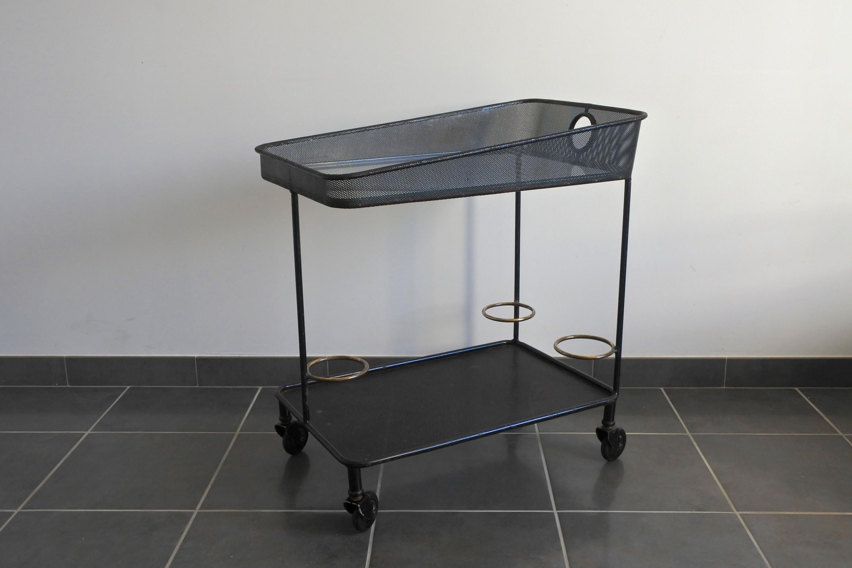 Dokumentierter Barwagen oder Trolley des bekannten französischen Designers Mathieu Mategot. 
Schwarz lackiertes Metallrohr:: schwarz lackiertes perforiertes Metall:: Messingringe und eine Glasplatte::
um 1956. 
Literatur: 