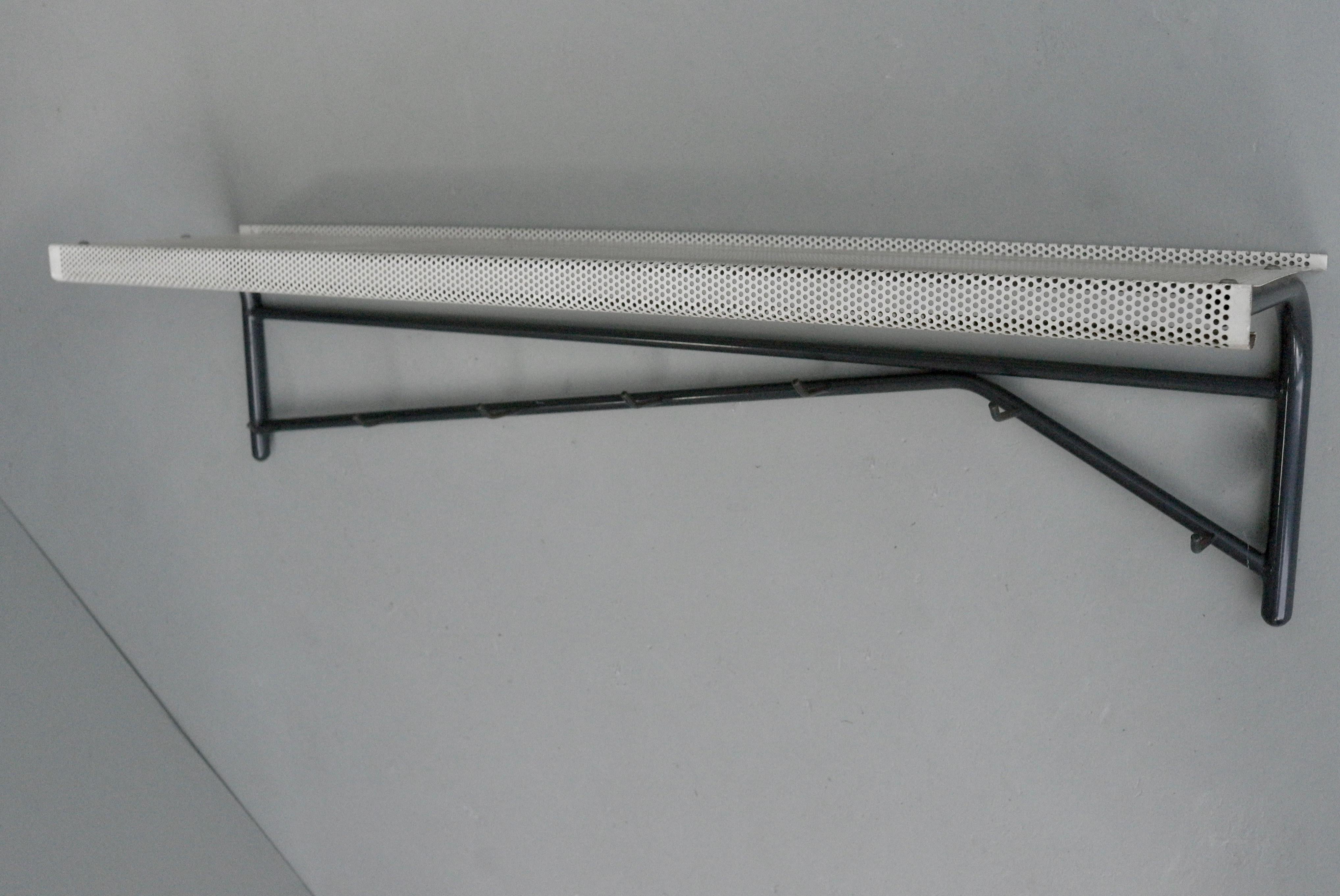 Mid-Century moderno Mathieu Matégot Appendiabiti a muro in metallo bianco e antracite in vendita