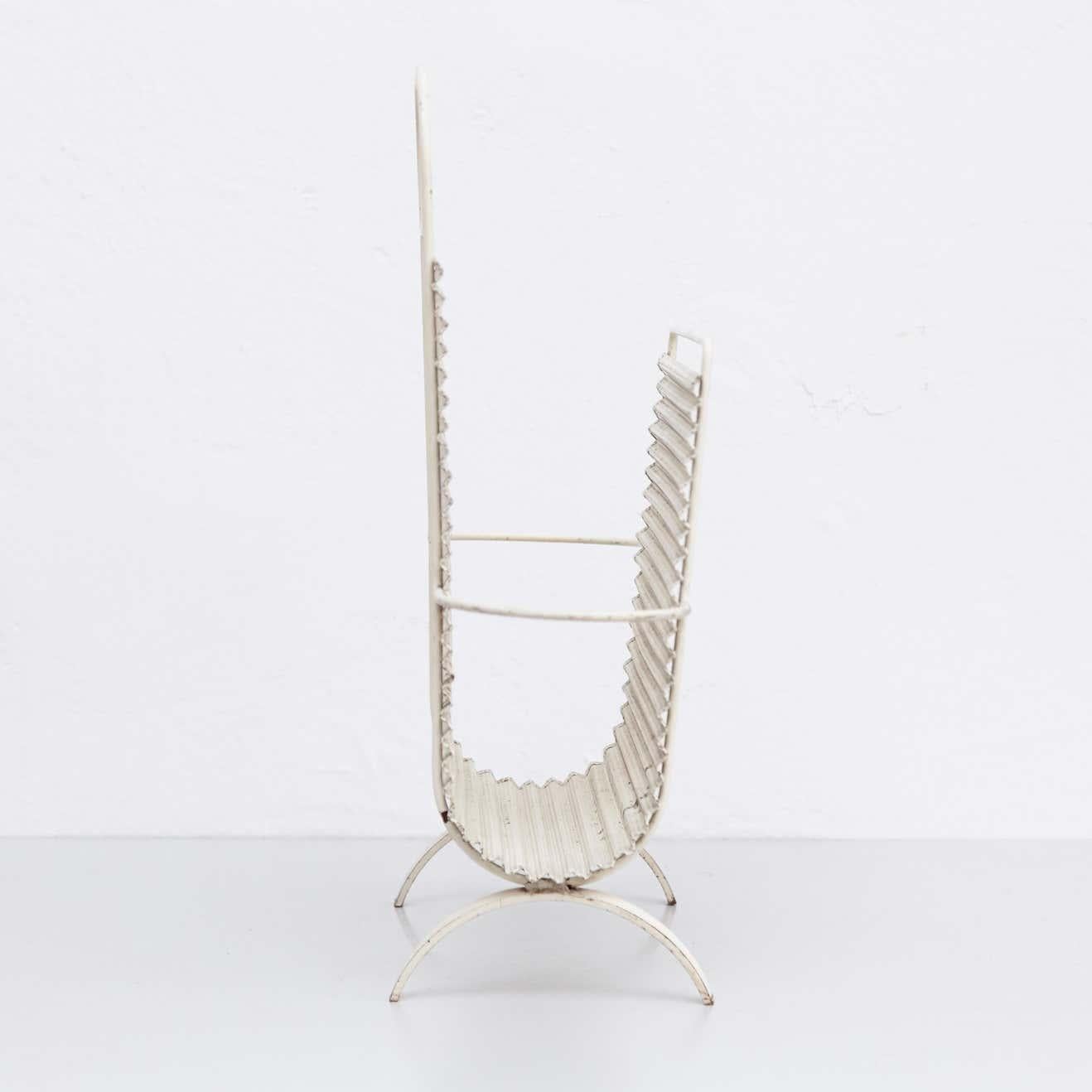 Porte-revues, conçu par Mathieu Matégot.
Fabriqué par les Ateliers Matégot (France), vers 1950.
Métal plié et perforé.

En bon état, avec une usure mineure conforme à l'âge et à l'usage, préservant une belle patine.

Mathieu Matégot