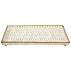 Bandeja blanca Mathieu Matégot, metal perforado, latón, esmalte, Francia, hacia 1950
