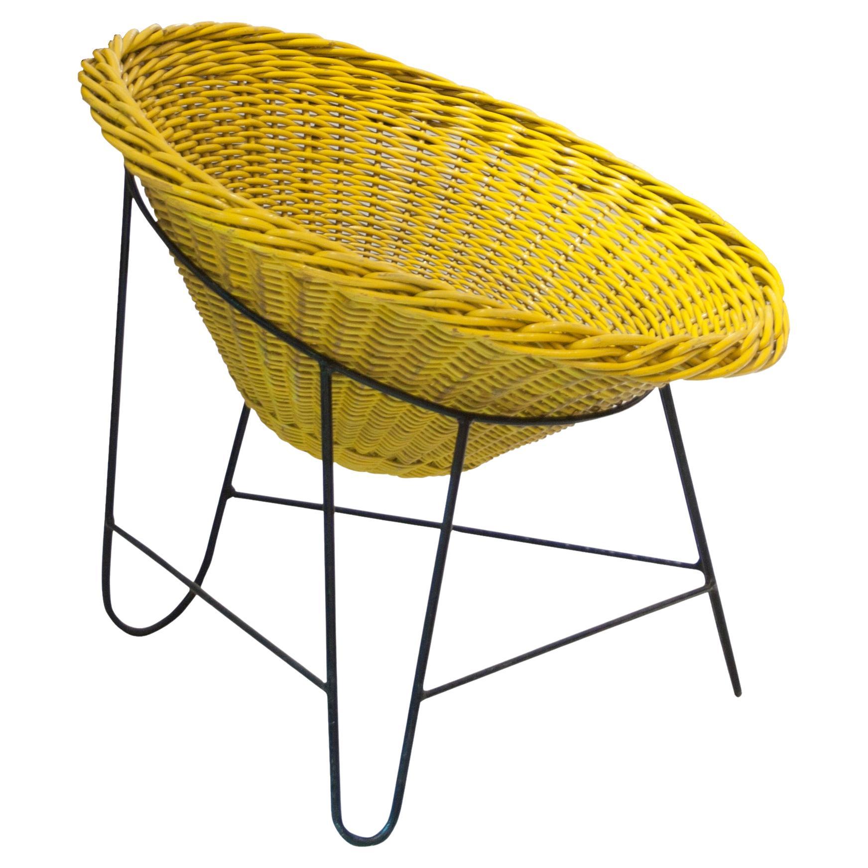 Chaise « Wicker » de Mathieu Matgot fabriquée avec du fer et de la fibre naturelle, France, 1950