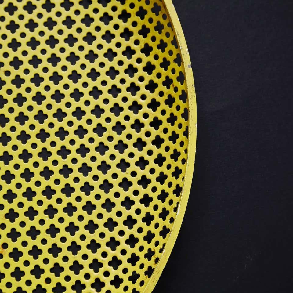 Mid-Century moderno Piatto in metallo smaltato giallo di Mathieu Matégot, circa 1950 in vendita