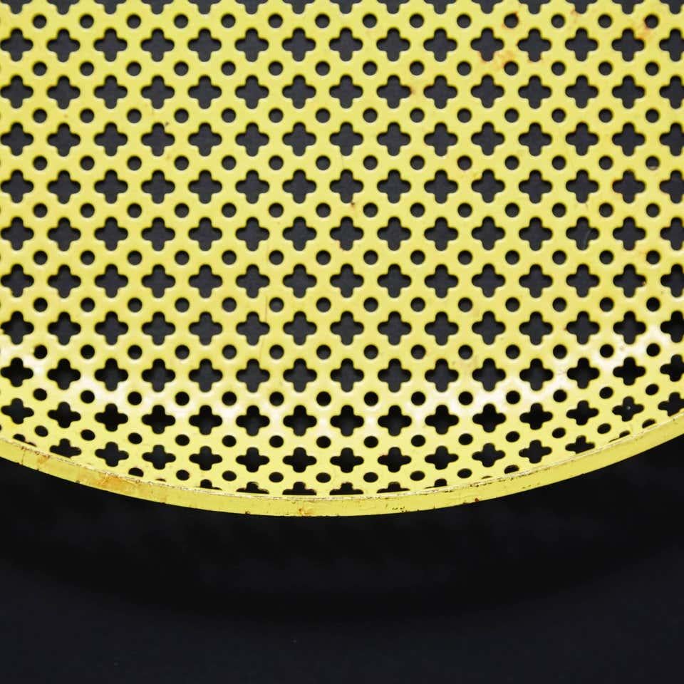 Francese Piatto in metallo smaltato giallo di Mathieu Matégot, circa 1950 in vendita