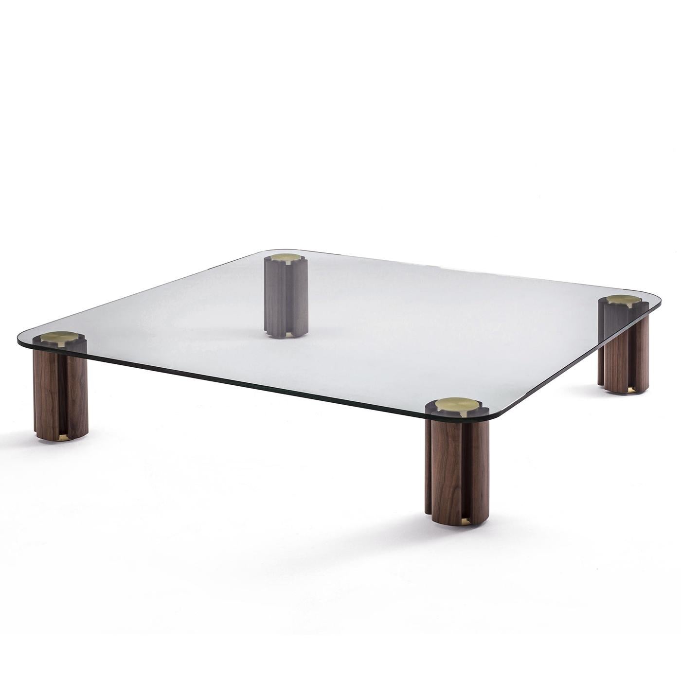Coffee Table Mathilda Square with clear glass top,
15 mm thickness. With 4 feet made with solid walnut wood
with solid brass central poles in brushed finish.
L150xD150xH31cm, price: 10500,00€.
Also available in:
L130xD130xH31cm, price: