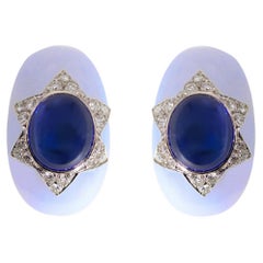 Mathon Paris Boucles d'oreilles en or blanc, saphirs bleus, calcédoine, diamants
