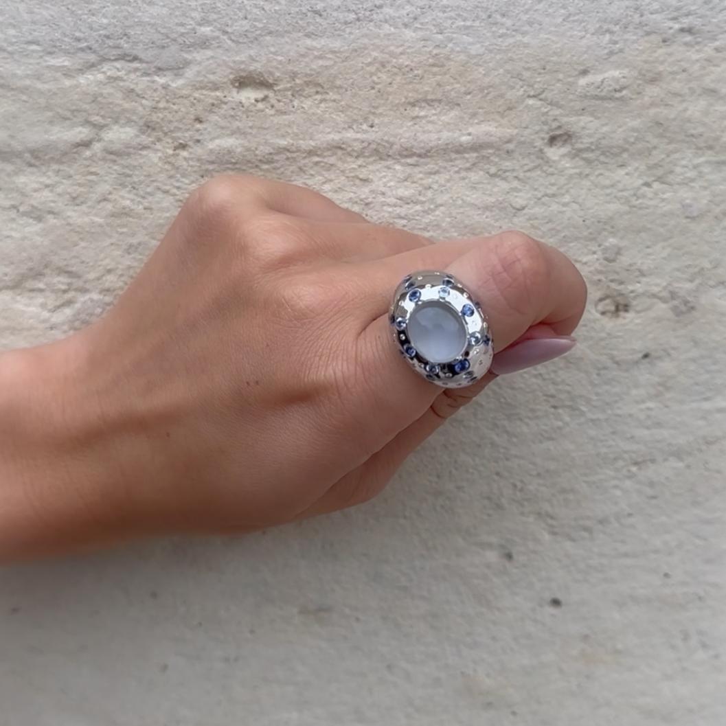 Circé ring by Mathon Paris at Second Petale Gallery

Circé is a bold ring with sensuous volumes. Cabochon moonstone adorns the centre of the ring.
Piece with extravagant dimensions, Circé is the perfect pick for an elegant look.

About the Gemstones