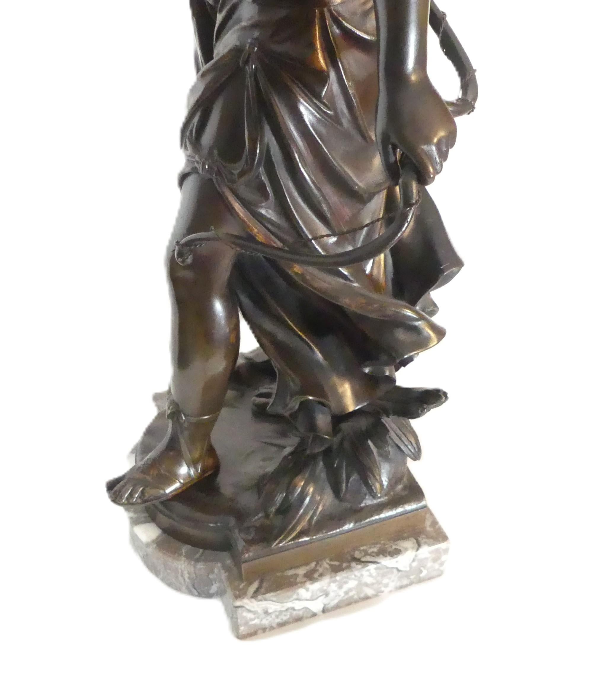 Mathurin Moreau (1822-1912), Diana, bronce patinado sobre base de mármol - Figurative Sculpture Oro de Mathurin Moreau 1822-1912