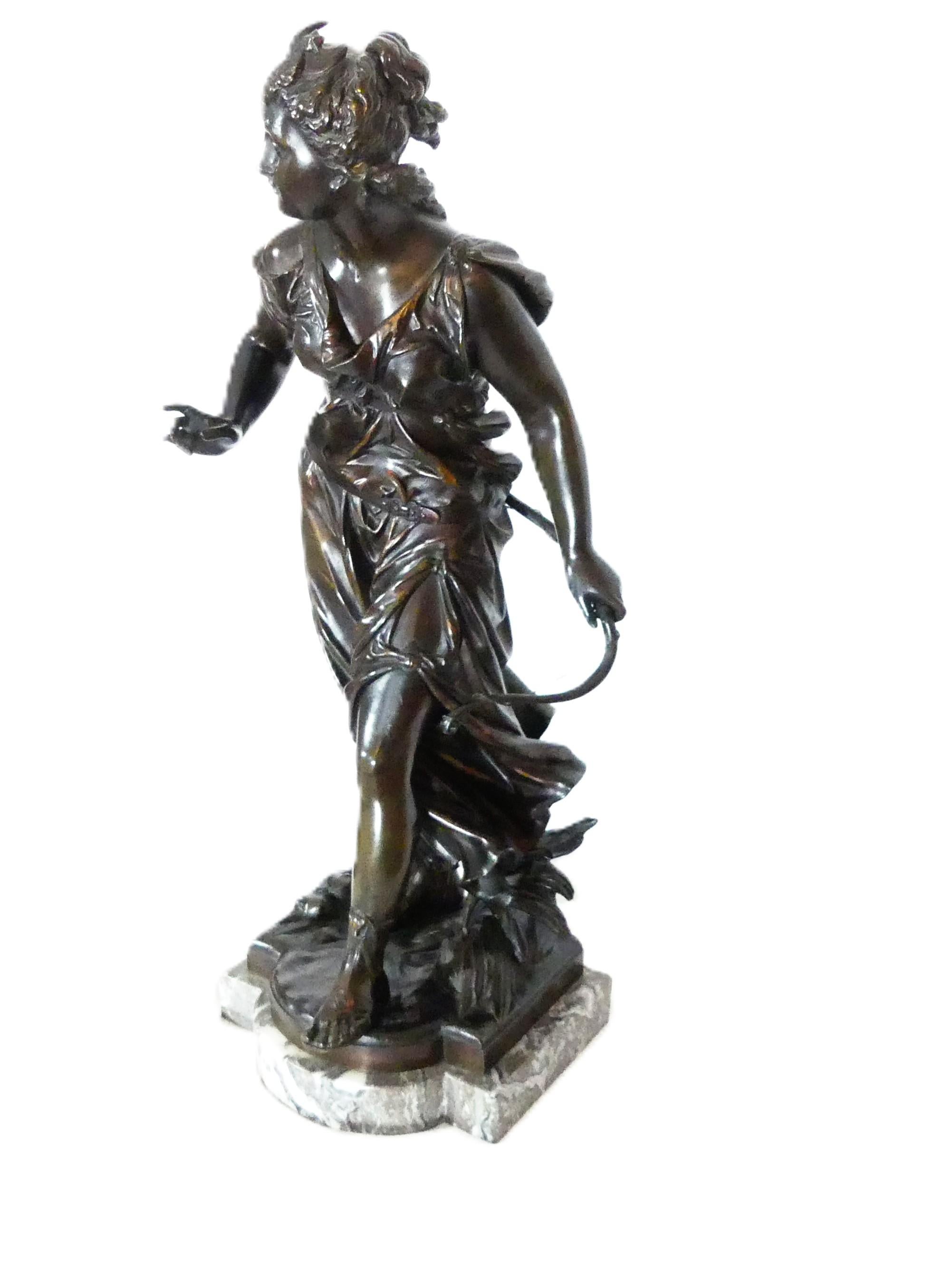 Bronce

bronce sobre base de mármol, H 46 - 49 cm (sin - con base)
Firmado en la base de bronce.


Escultura de bronce que representa a Diana Cazadora sosteniendo un arco.

Mathurin Moreau (1822-1912) fue un escultor francés, hijo y alumno de