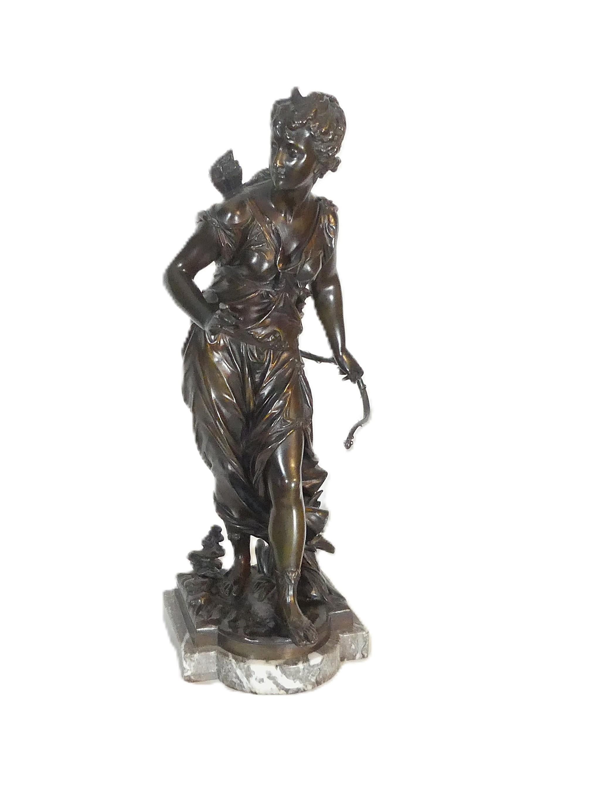 Figurative Sculpture de Mathurin Moreau 1822-1912 - Mathurin Moreau (1822-1912), Diana, bronce patinado sobre base de mármol