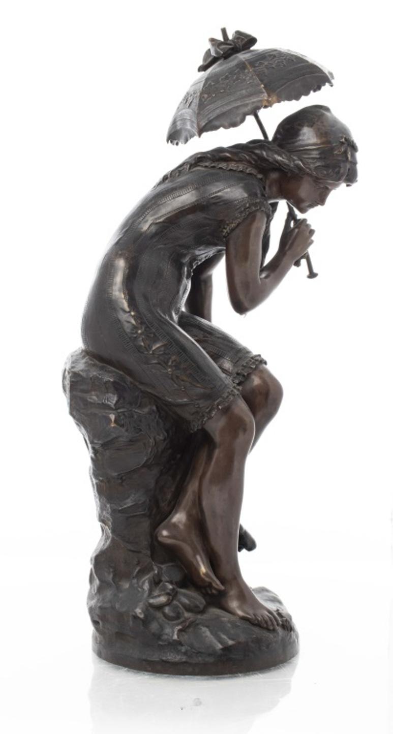 Français Sculpture en bronze « Fille avec parapluie » de Mathurin Moreau en vente