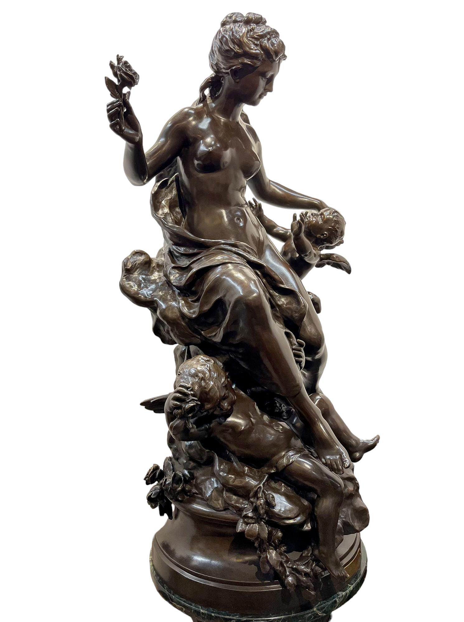 Monumentale französische Statue „The Triumph of Flora“ aus patinierter Bronze – Sculpture von Mathurin Moreau