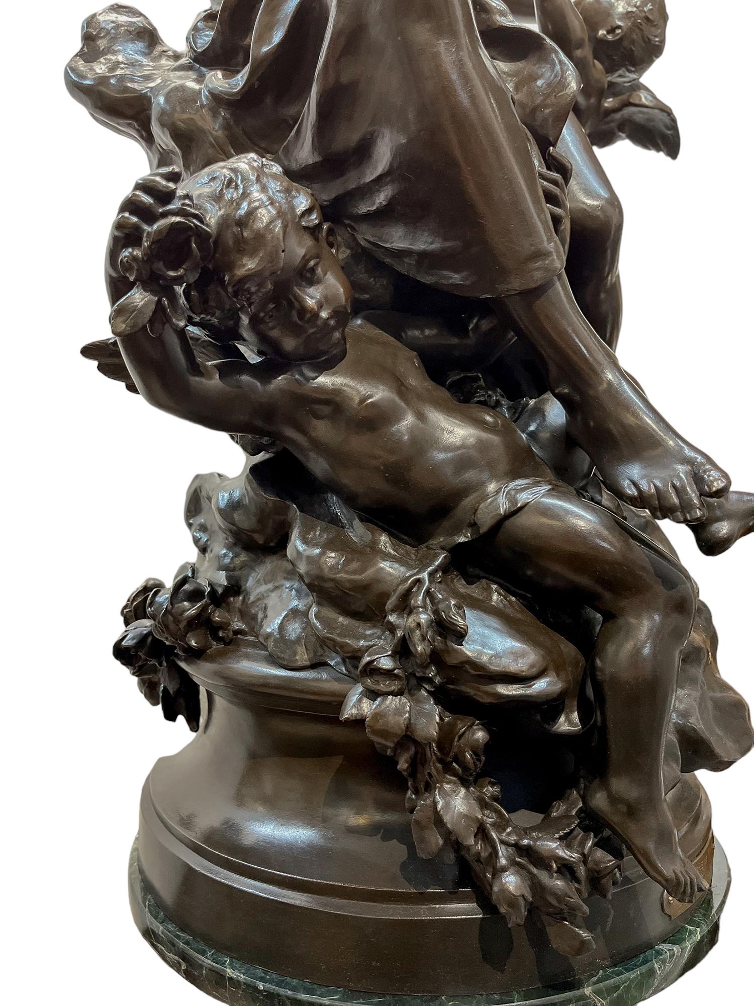 Monumentale französische Statue „The Triumph of Flora“ aus patinierter Bronze (Gold), Nude Sculpture, von Mathurin Moreau