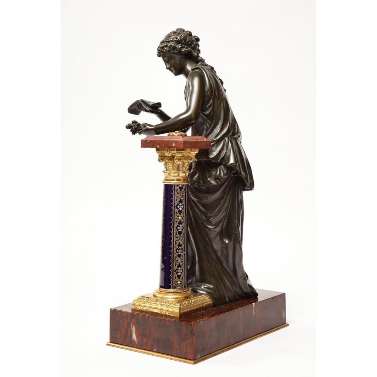 Exquisite französische Bronze-, Rouge-Marmor- und Sèvres-Porzellan-Skulptur 6