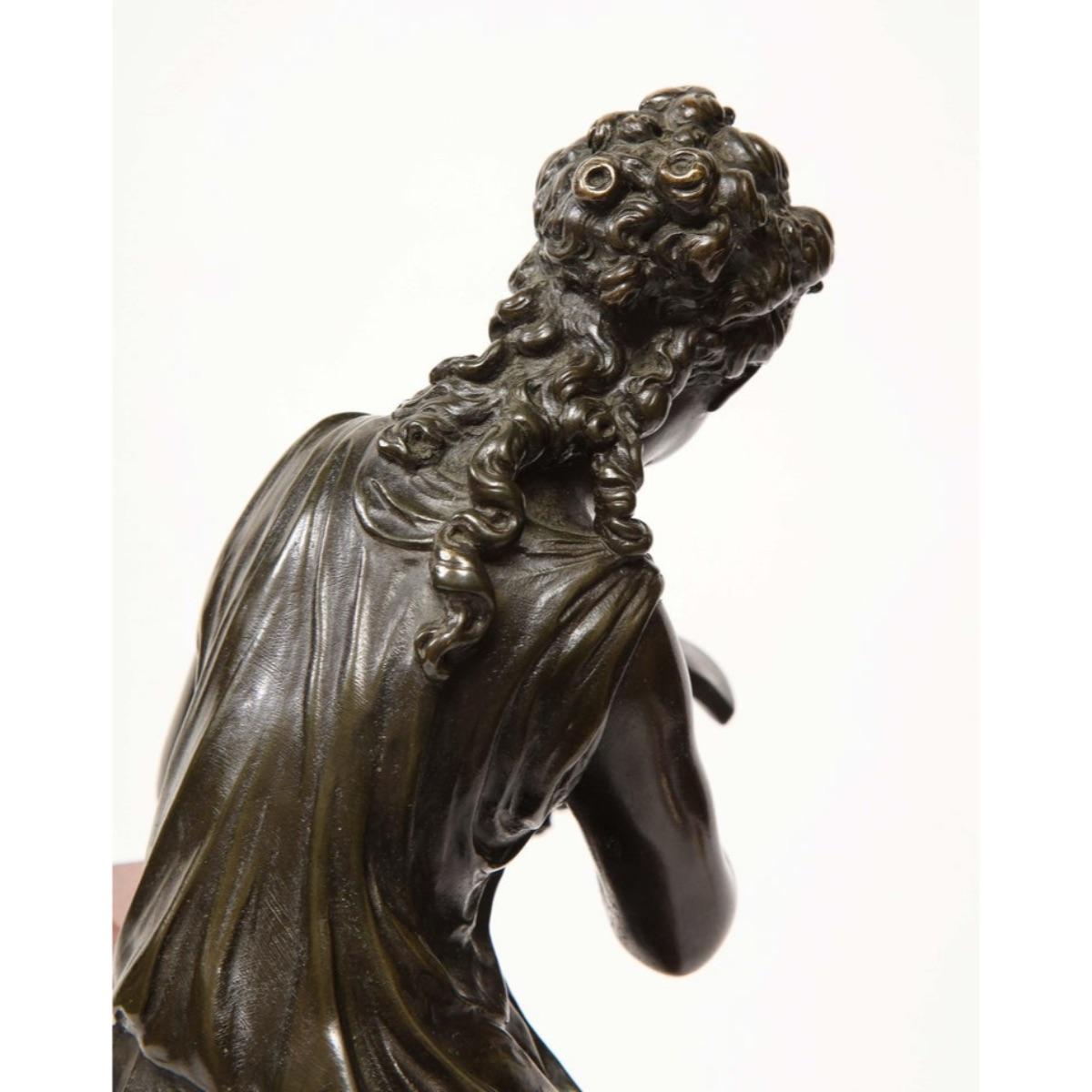 Exquisite französische Bronze-, Rouge-Marmor- und Sèvres-Porzellan-Skulptur 9