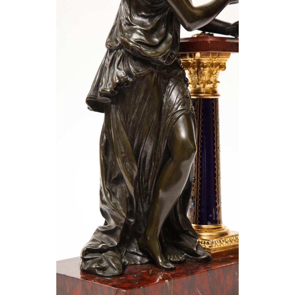 Exquisite französische Bronze-, Rouge-Marmor- und Sèvres-Porzellan-Skulptur 10