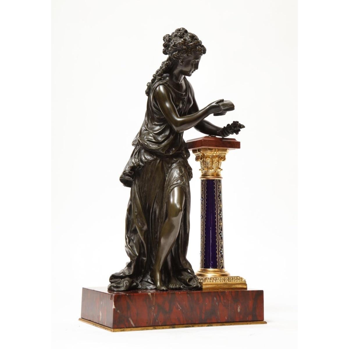 Exquisite französische Bronze-, Rouge-Marmor- und Sèvres-Porzellan-Skulptur 13