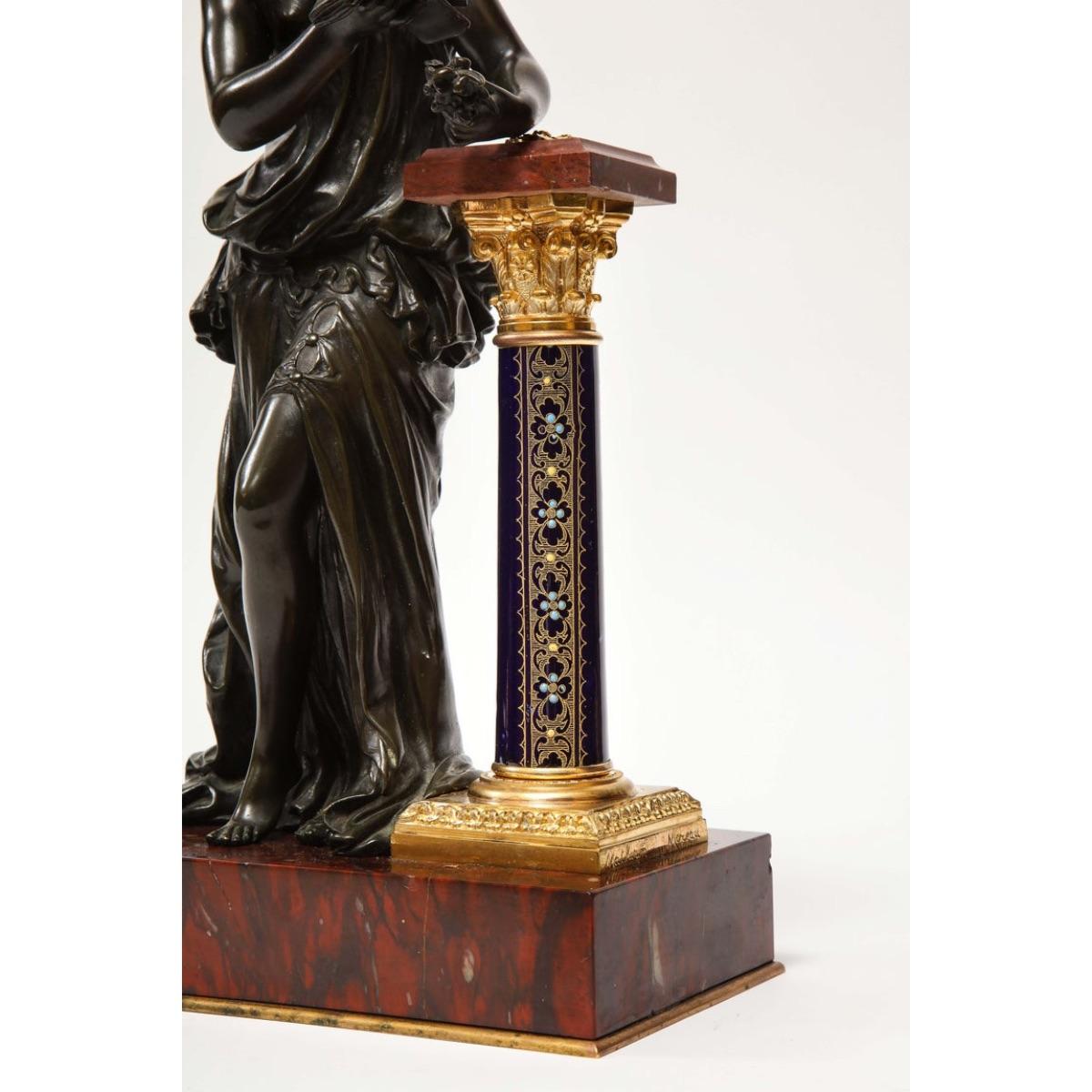 Exquisite französische Bronze-, Rouge-Marmor- und Sèvres-Porzellan-Skulptur (Gold), Figurative Sculpture, von Mathurin Moreau