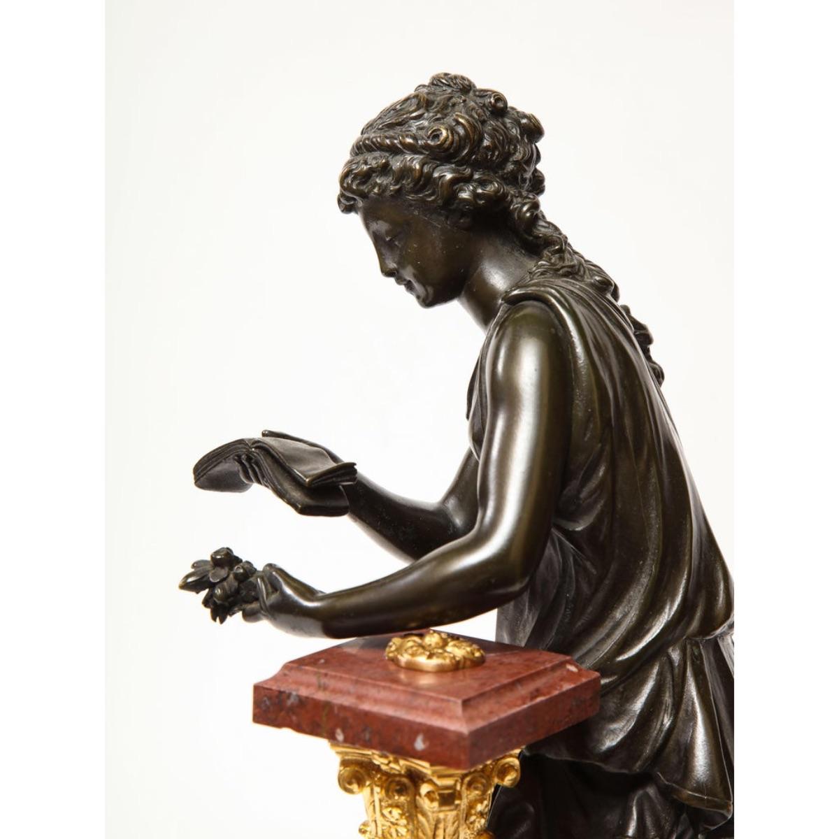 Exquisite französische Bronze-, Rouge-Marmor- und Sèvres-Porzellan-Skulptur 5