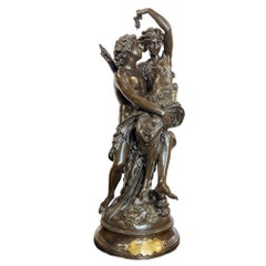 Statue en bronze finement patiné à motifs floraux et zéphyres de Mathurin Moreau 