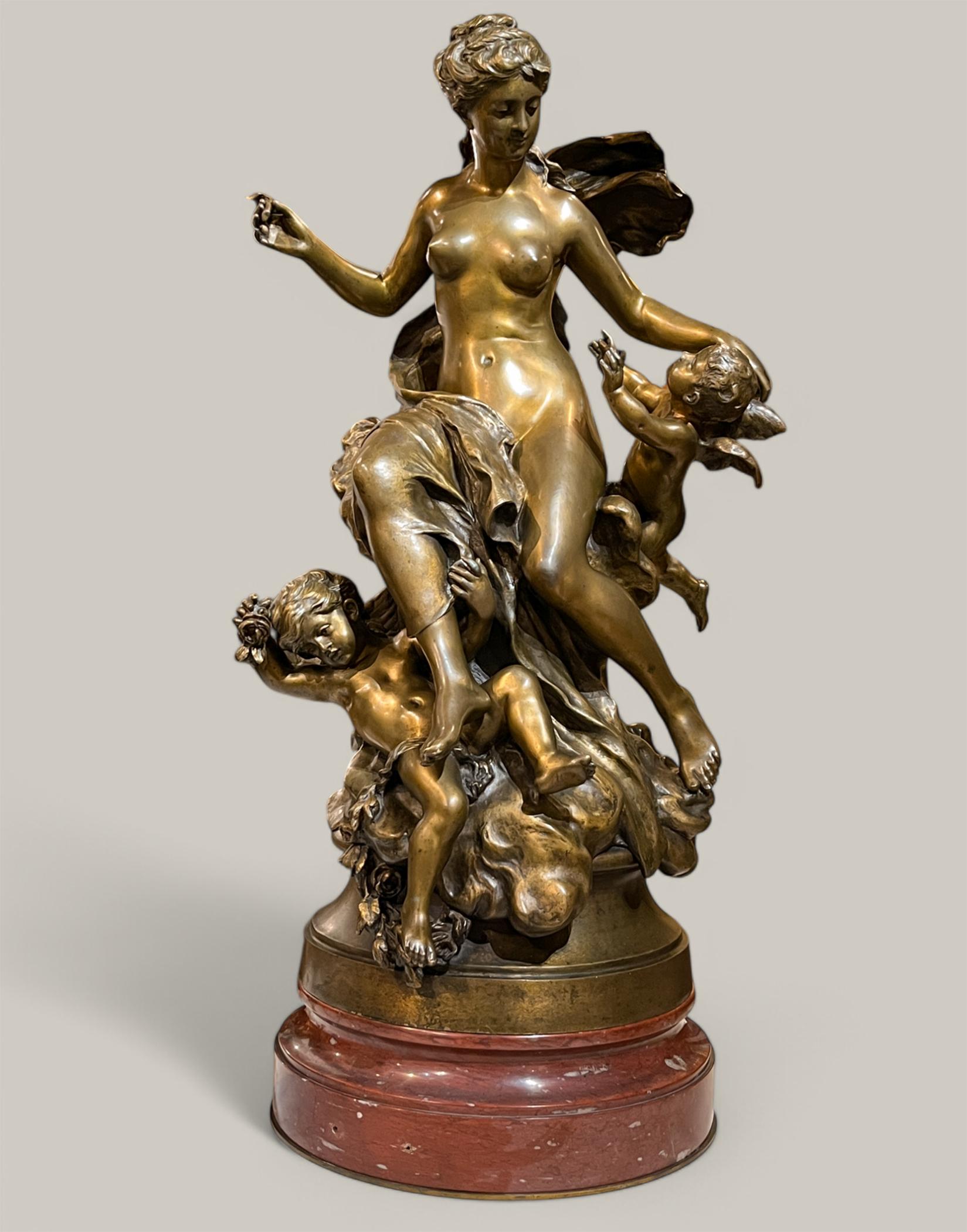 Mathurin Moreau (francese, 1822-1912)

Il trionfo di Flora

Statua femminile figurata di Flora e due putti appoggiata su una base di marmo rosso. 

Bronzo e marmo rosso 
firmato 'Math. Moreau / hors concours' on base
30,5" H. x 17" W. x 16" D. 