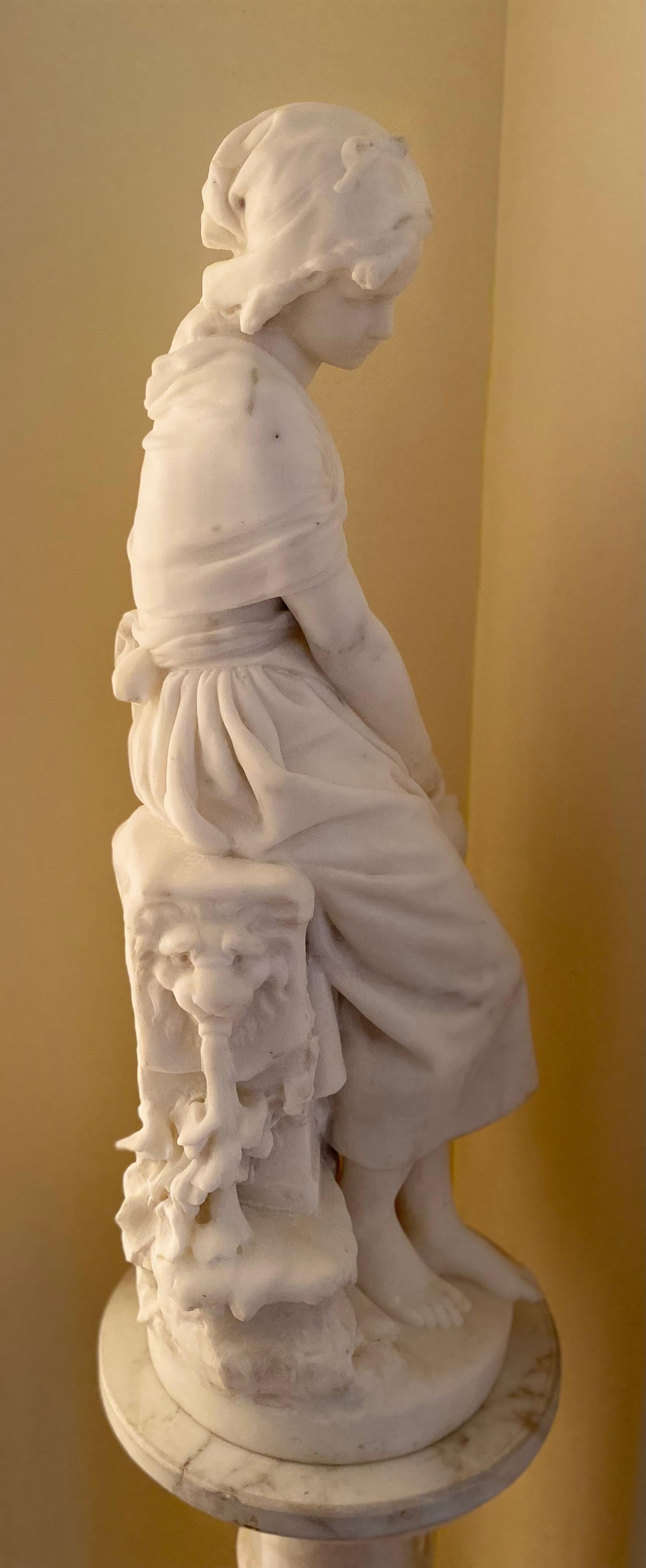 Schöner La Belle Epoque Marmor in niveaulosem Zustand.

Mathurin Moreau (1822-1912) war ein französischer Bildhauer im akademischen Stil. Er wurde in Dijon geboren, stellte erstmals 1848 im Salon aus und erhielt schließlich 1897 eine Ehrenmedaille