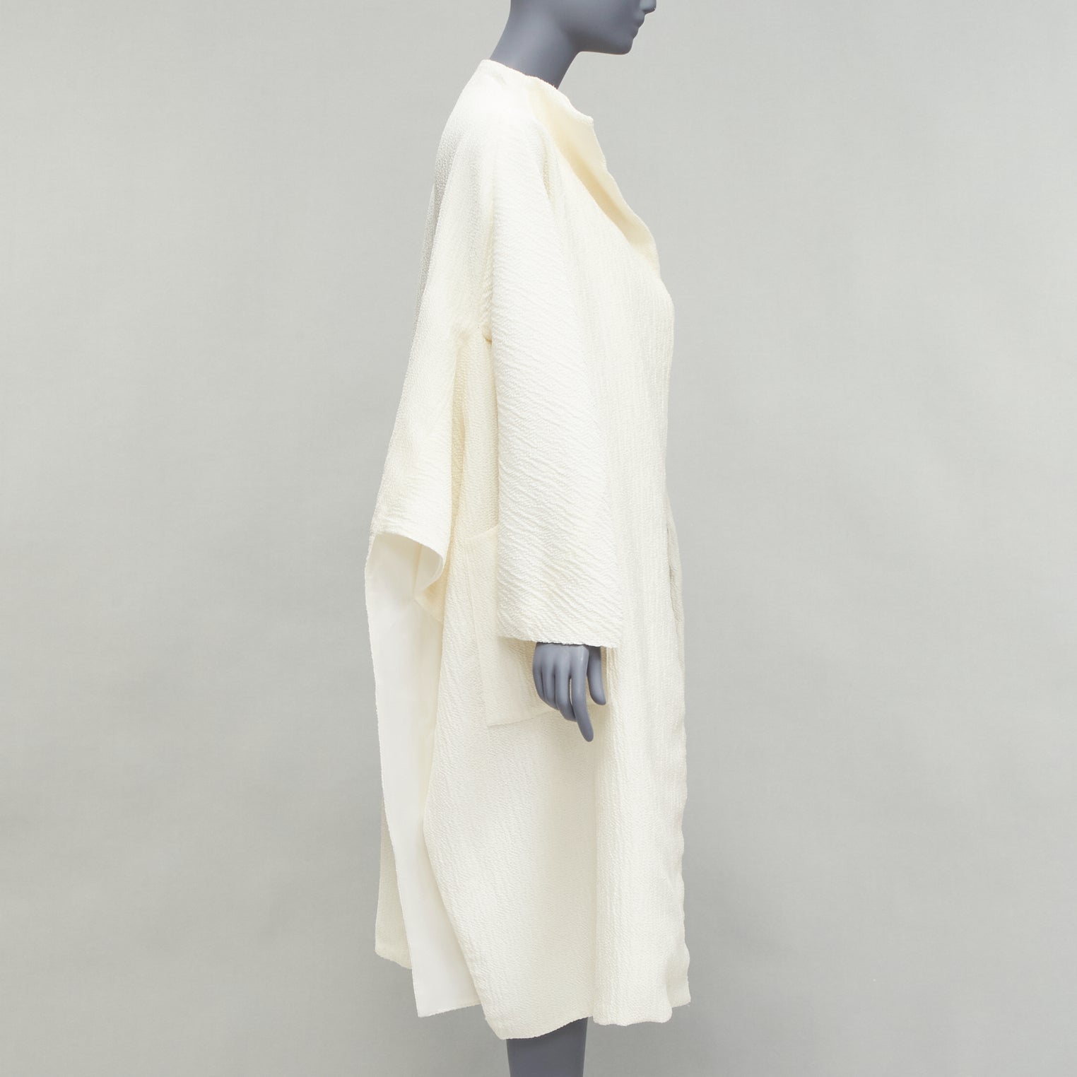 MATICEVSKI 2021 Prestige cream 3D collar pocketed side slit coat AUS10 S
Reference: KEDG/A00274
Brand: Maticevski
Model: Prestige
Collection: FW 2021
Material: Viscose, Blend
Color: Cream
Pattern: Solid
Lining: Cream Fabric
Extra Details: Side