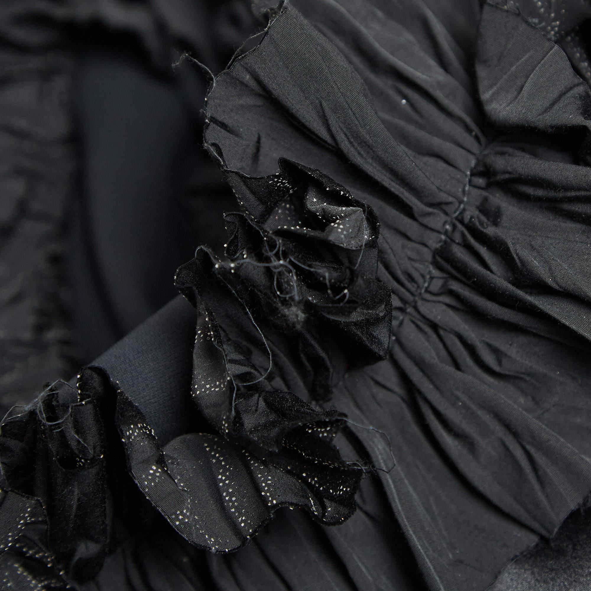 M-One Robe asymétrique à volants en crêpe noir M Excellent état - En vente à Dubai, Al Qouz 2