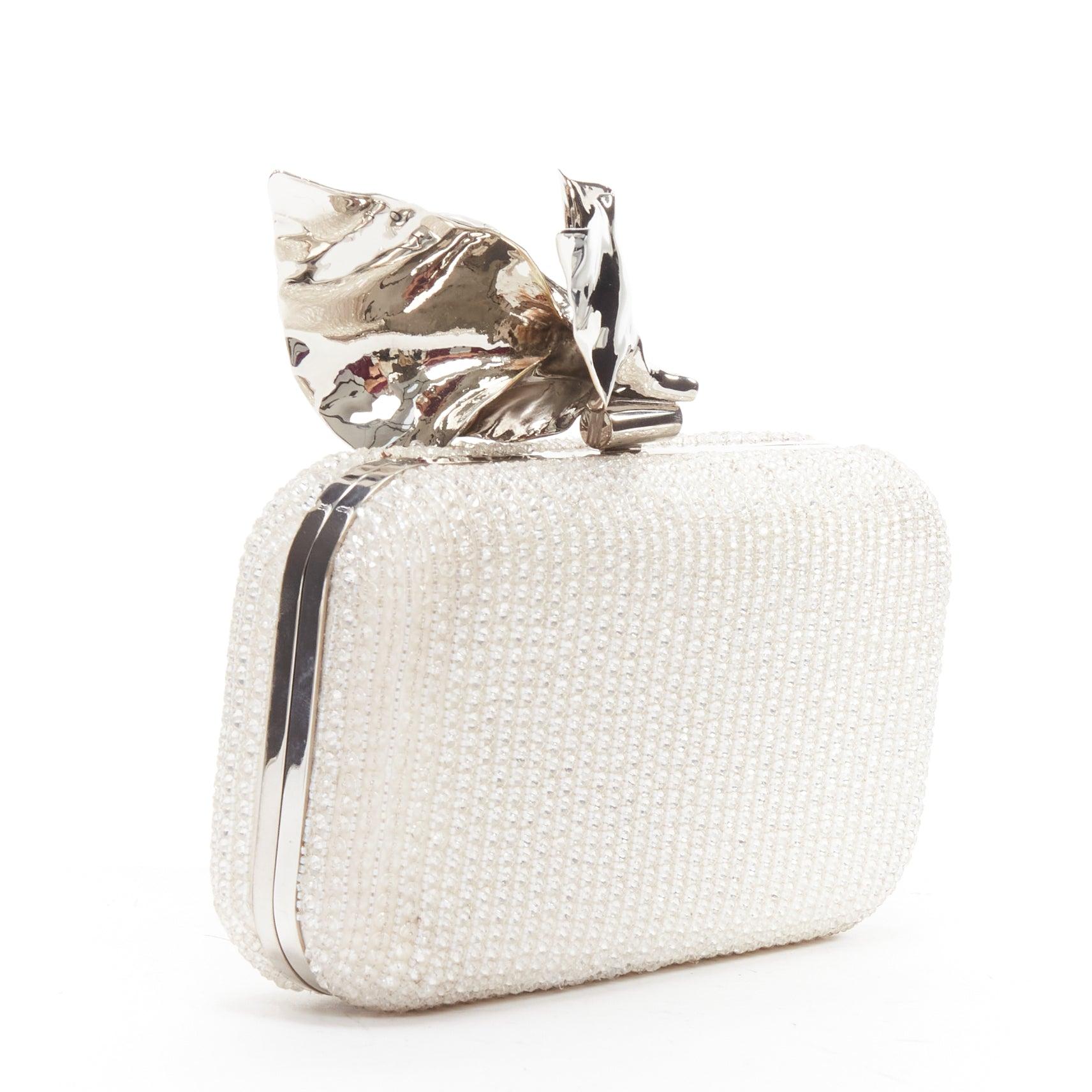 MATICEVSKI Romancing white bead diamante silver metal flower clasp box clutch bag
Reference: KEDG/A00257
Brand: Maticevski
Model: Romancing Clutch
Material: Silk
Color: White, Silver
Pattern: Solid
Closure: Clasp
Lining: White Leather
Made in: