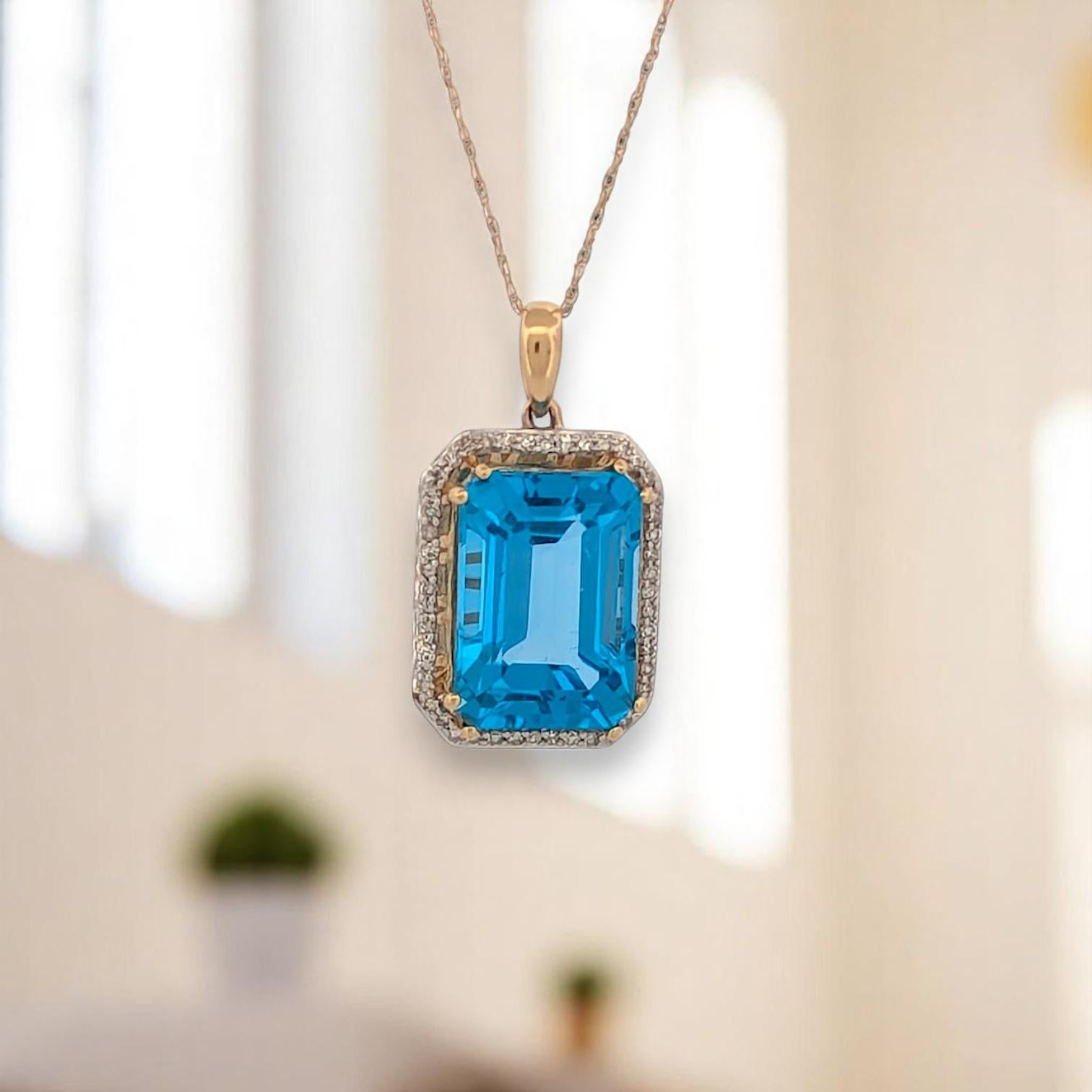 Taglio smeraldo Ciondolo con Topazio Blu Matilda, oro giallo 14K e Topazio Blu Taglio Smeraldo 9.5ct in vendita