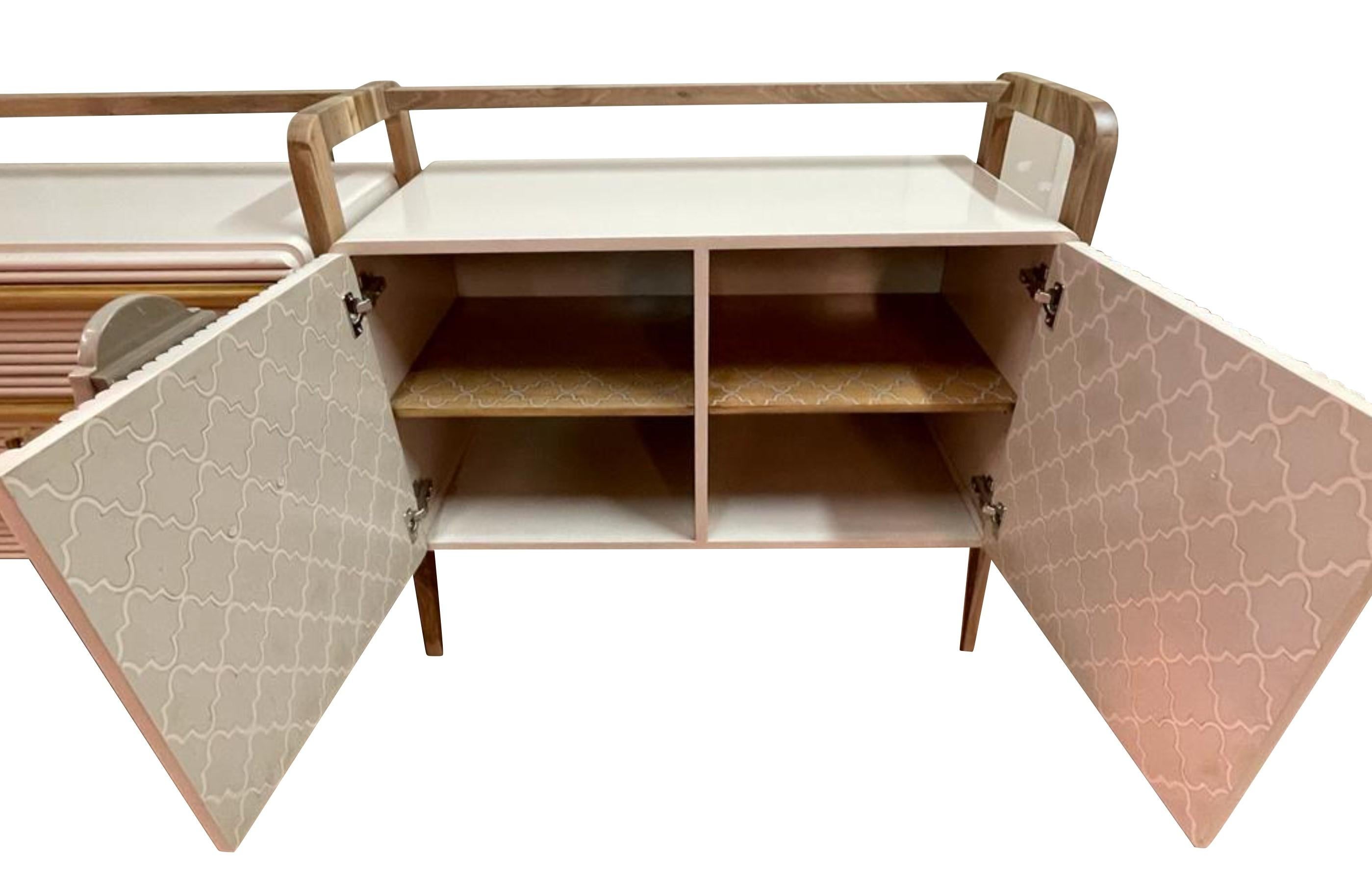 Buffet Matilda, deux portes et trois tiroirs, par Lola Glamour en vente 3