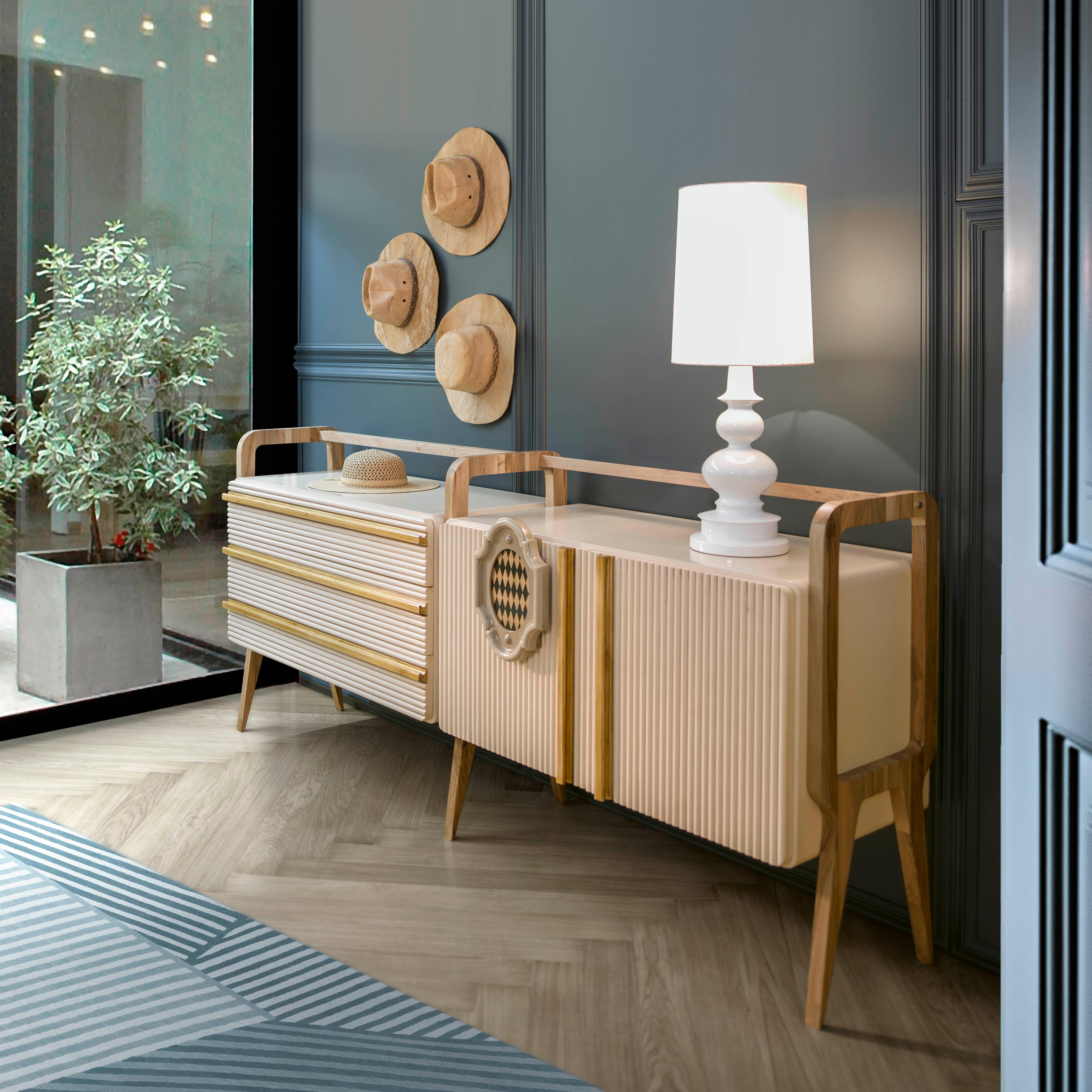 Buffet Matilda, deux portes et trois tiroirs, par Lola Glamour
Dimensions : D 50 x L 210 x H 100 cm
MATERIAL : Bois.

Hommage au Mid-Century avec le label Lola Glamour. Pieds latéraux autoportants en noyer européen massif qui épousent les boîtiers